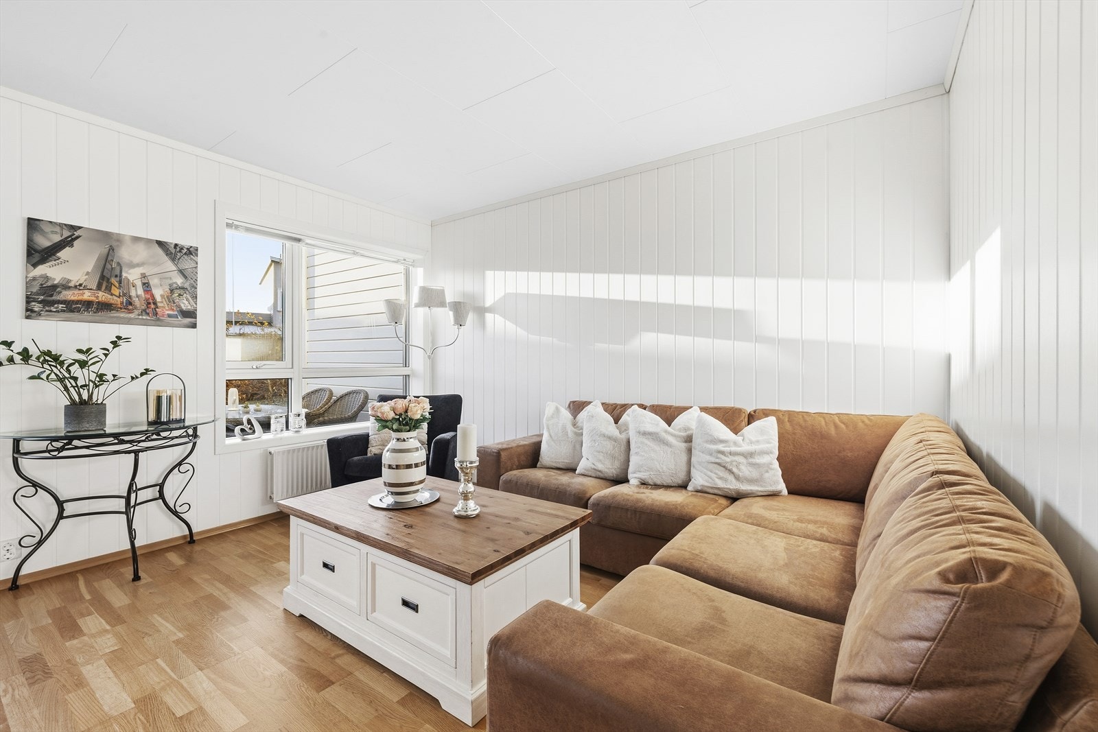 Generøse vindusflater gir godt med naturlig lysinnlipp i oppholdssonen. Galleribilde