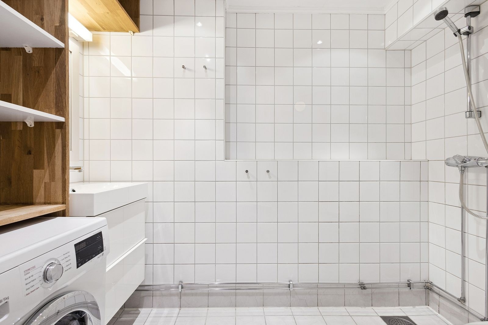 Flislagt bad med varmekabler i gulvet og spotter i taket Galleribilde