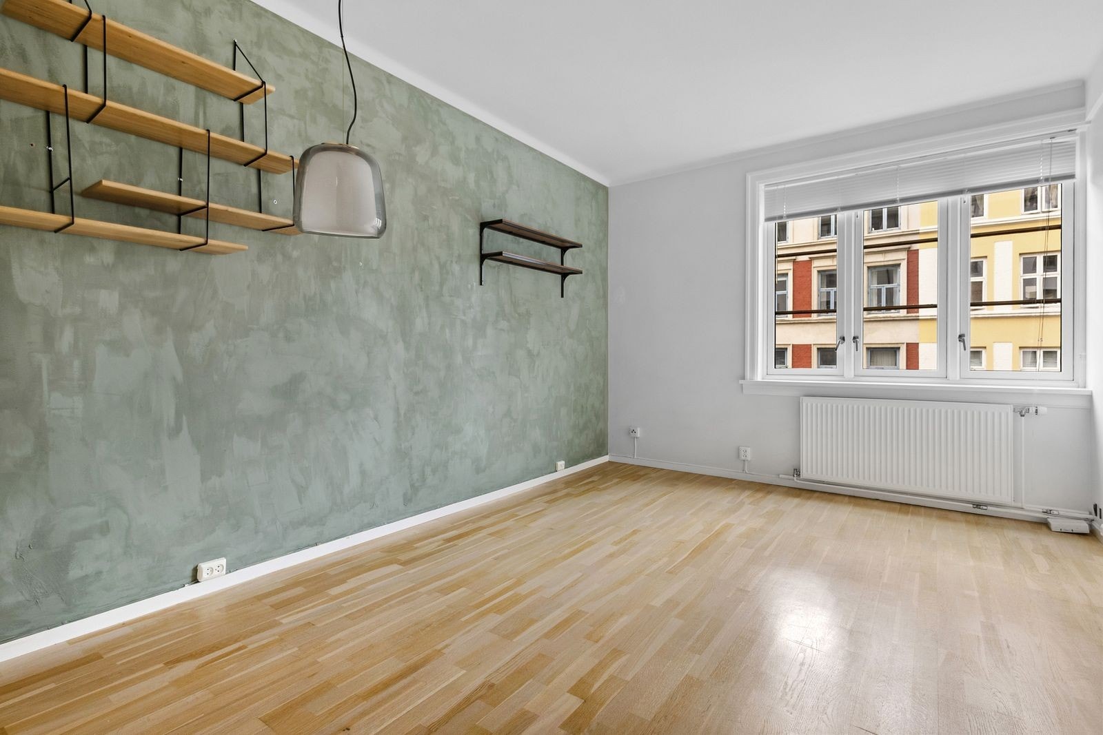 Stue med halvåpen kjøkkenløsning Galleribilde