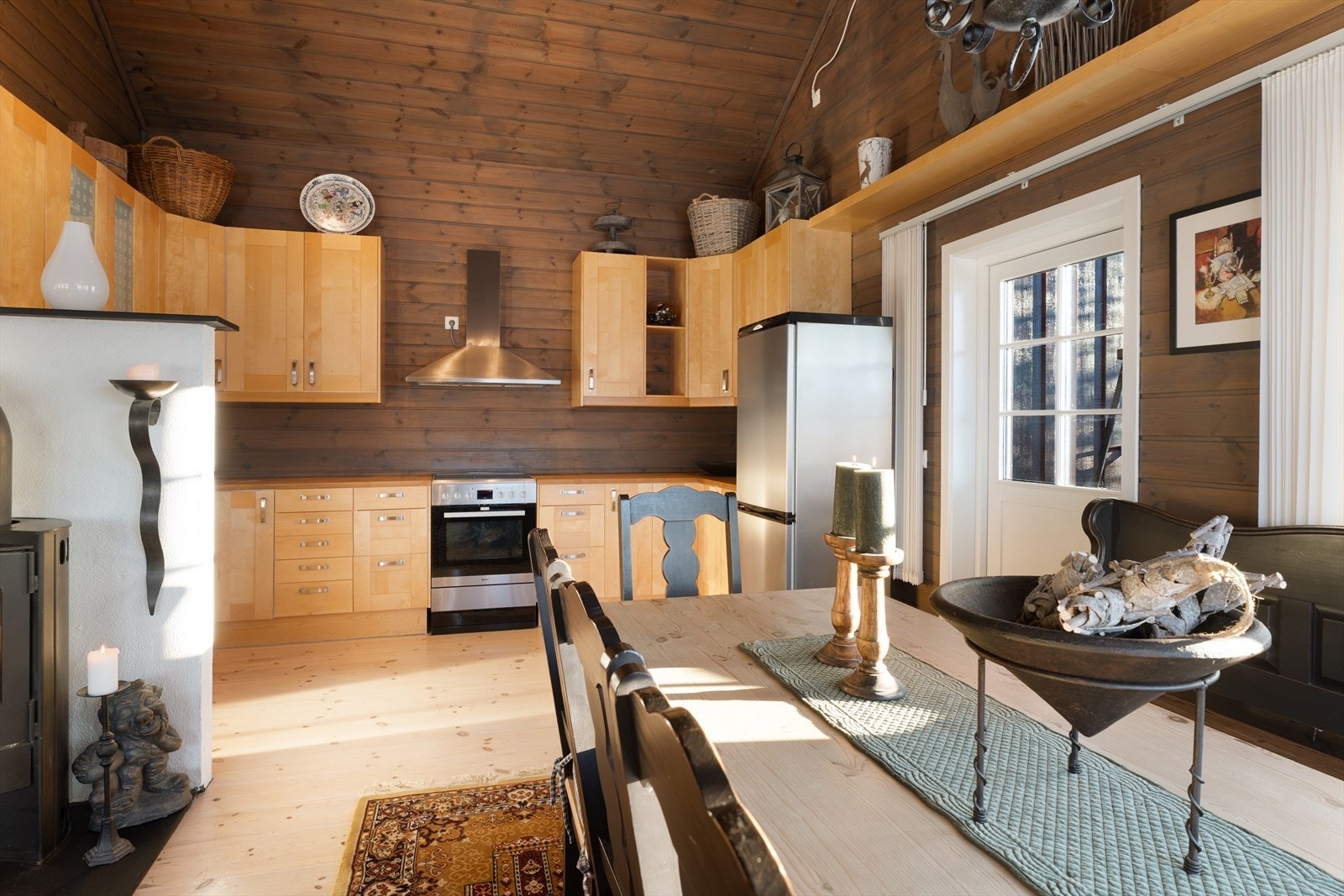 Utgang til stor terrasse sørvendt terrasse med gode møbleringsmuligheter Galleribilde