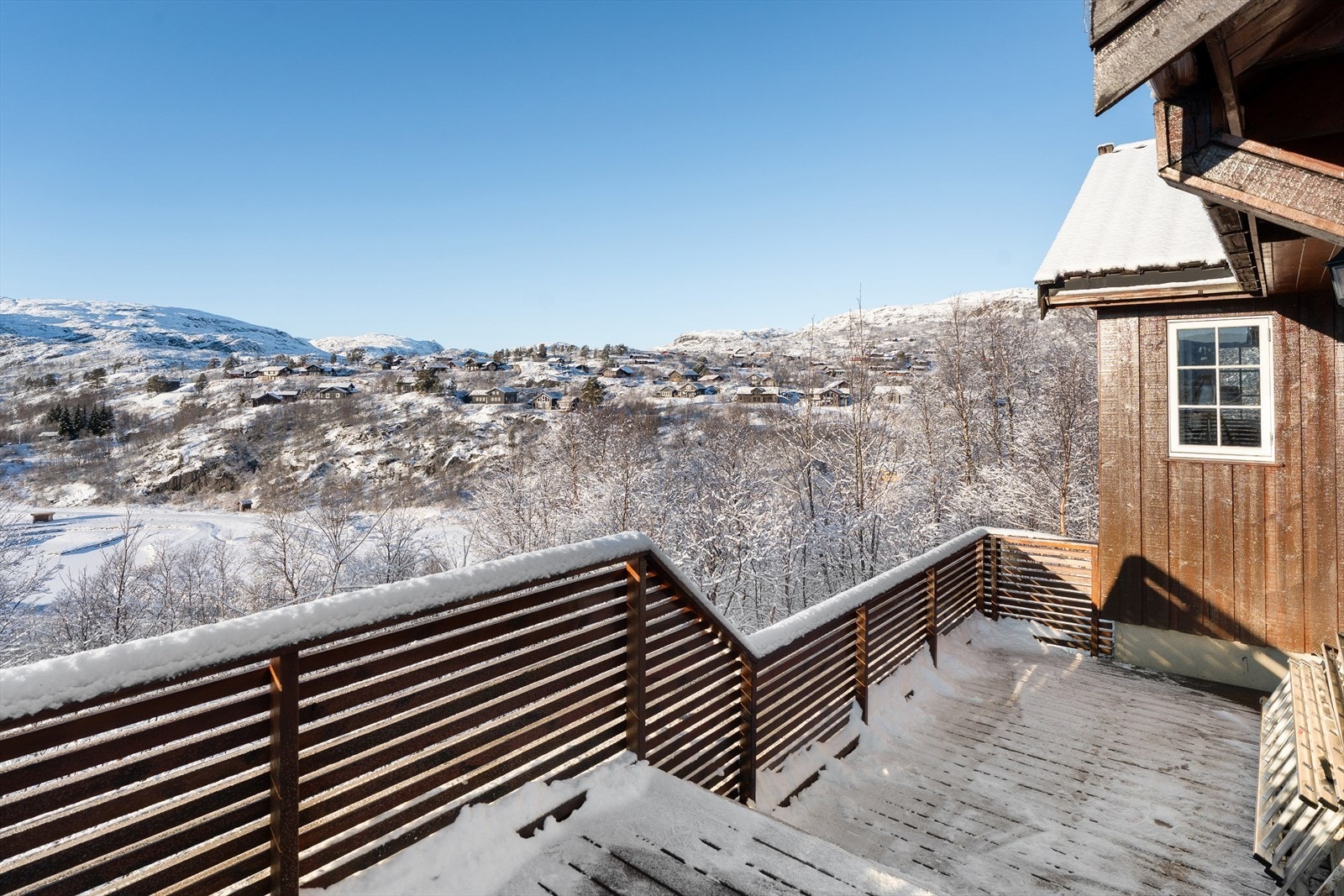 Stor tomt på 1 735,2 m² med god boltreplass Galleribilde