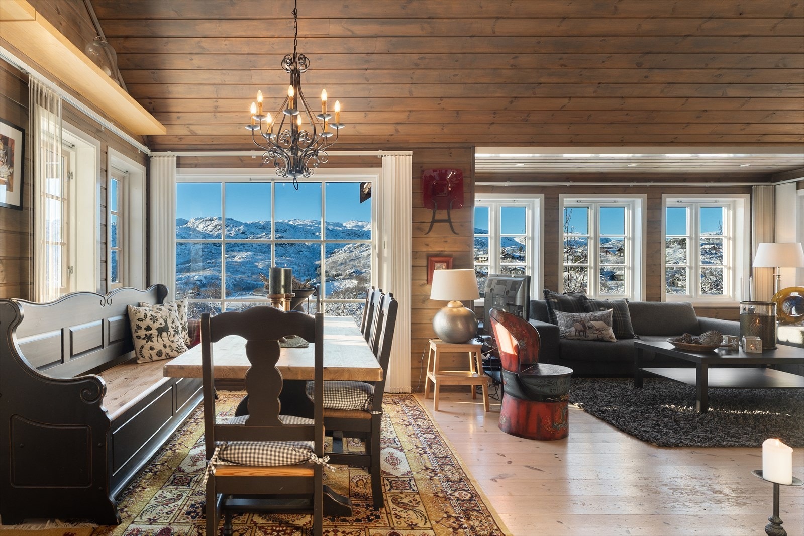 Panel på vegger i tak behandlet med flott beis og lekkert heltre furugulv Galleribilde