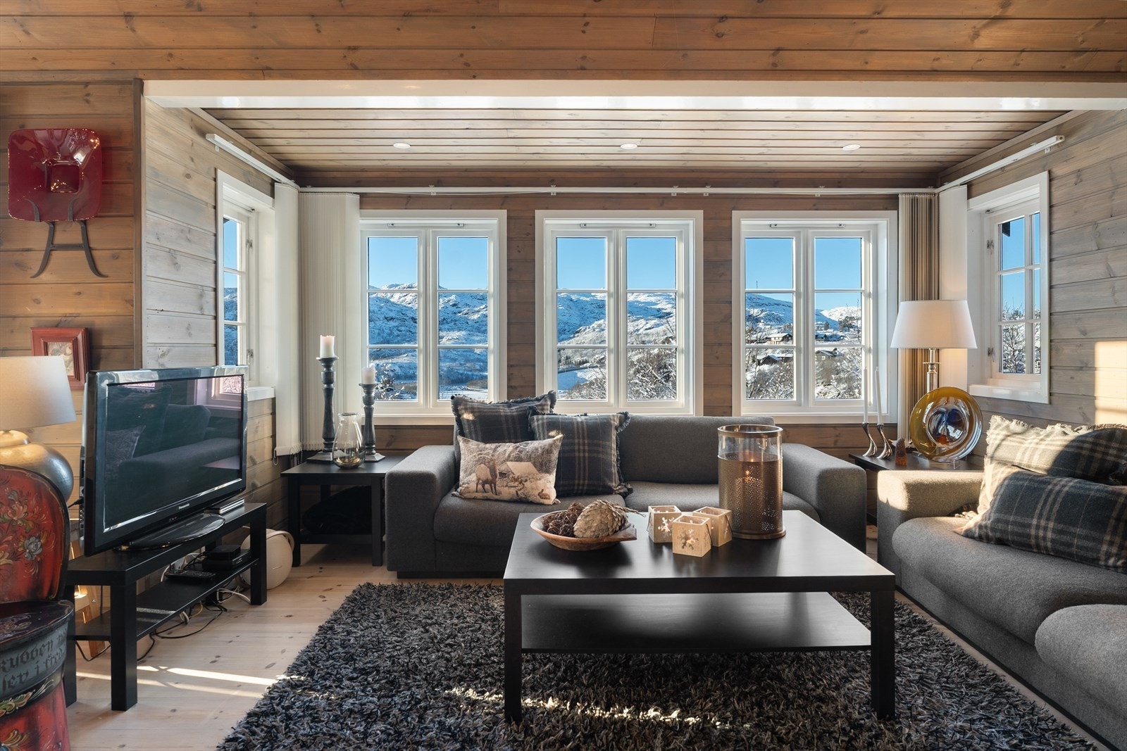 Gode møbleringsmulighet med god plass til sofagruppe og spisebord Galleribilde