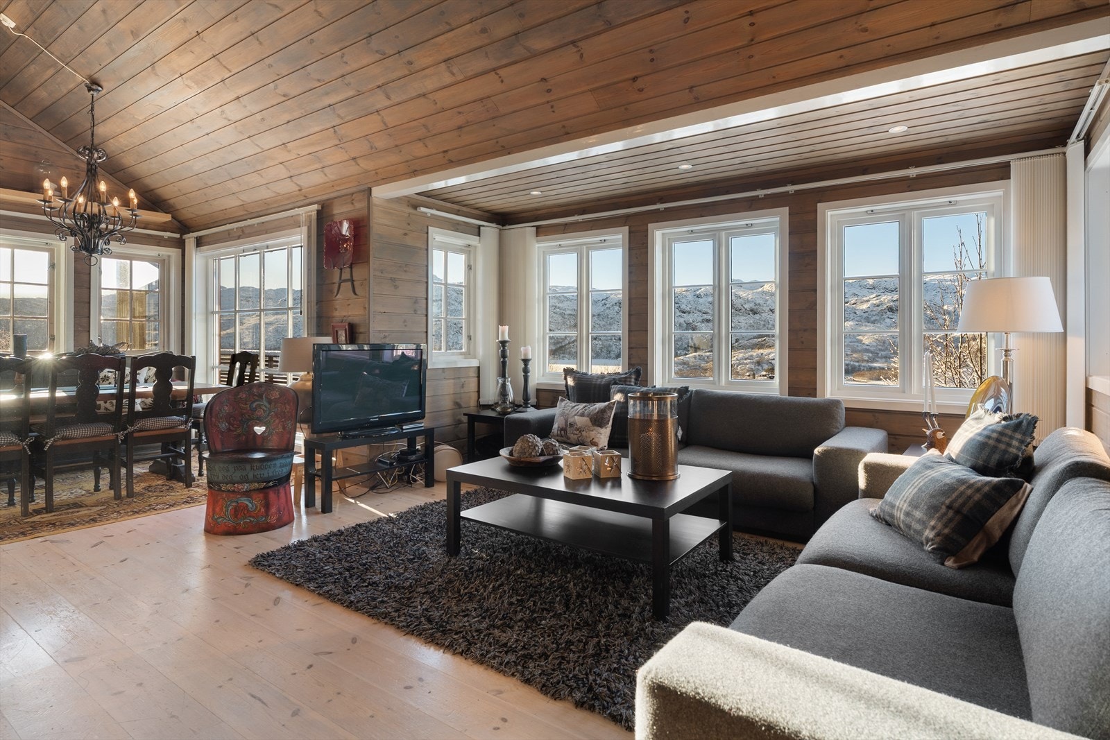 Hytten er lun og flott innredet med flotte material- og fargevalg Galleribilde