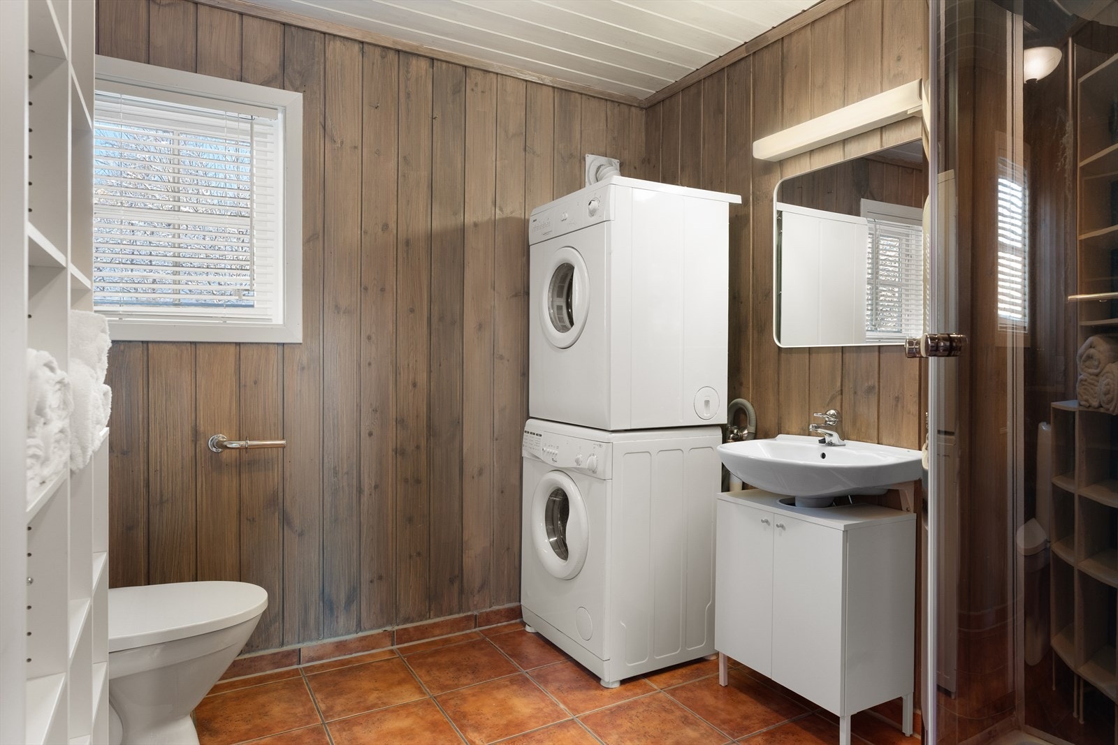 Romslig baderom med flislagt gulv med varmekabler Galleribilde