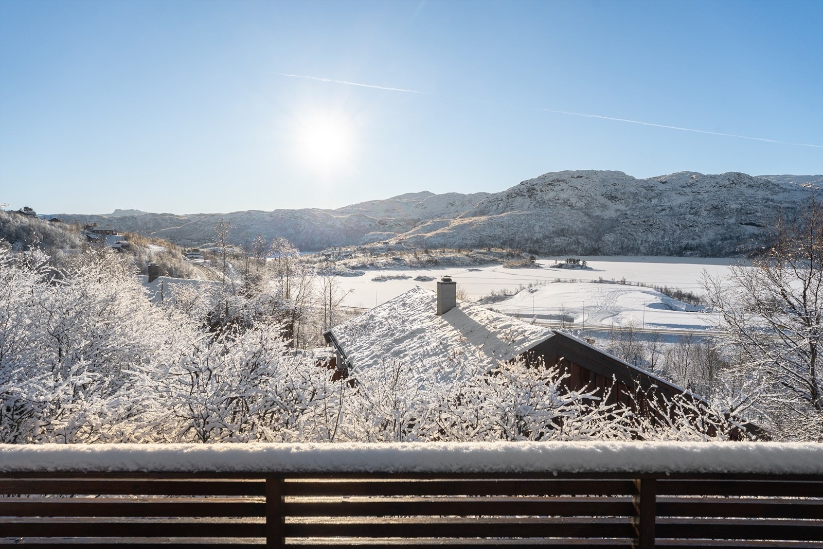 Nydelig utsikt mot fjellene og omliggende natur Galleribilde