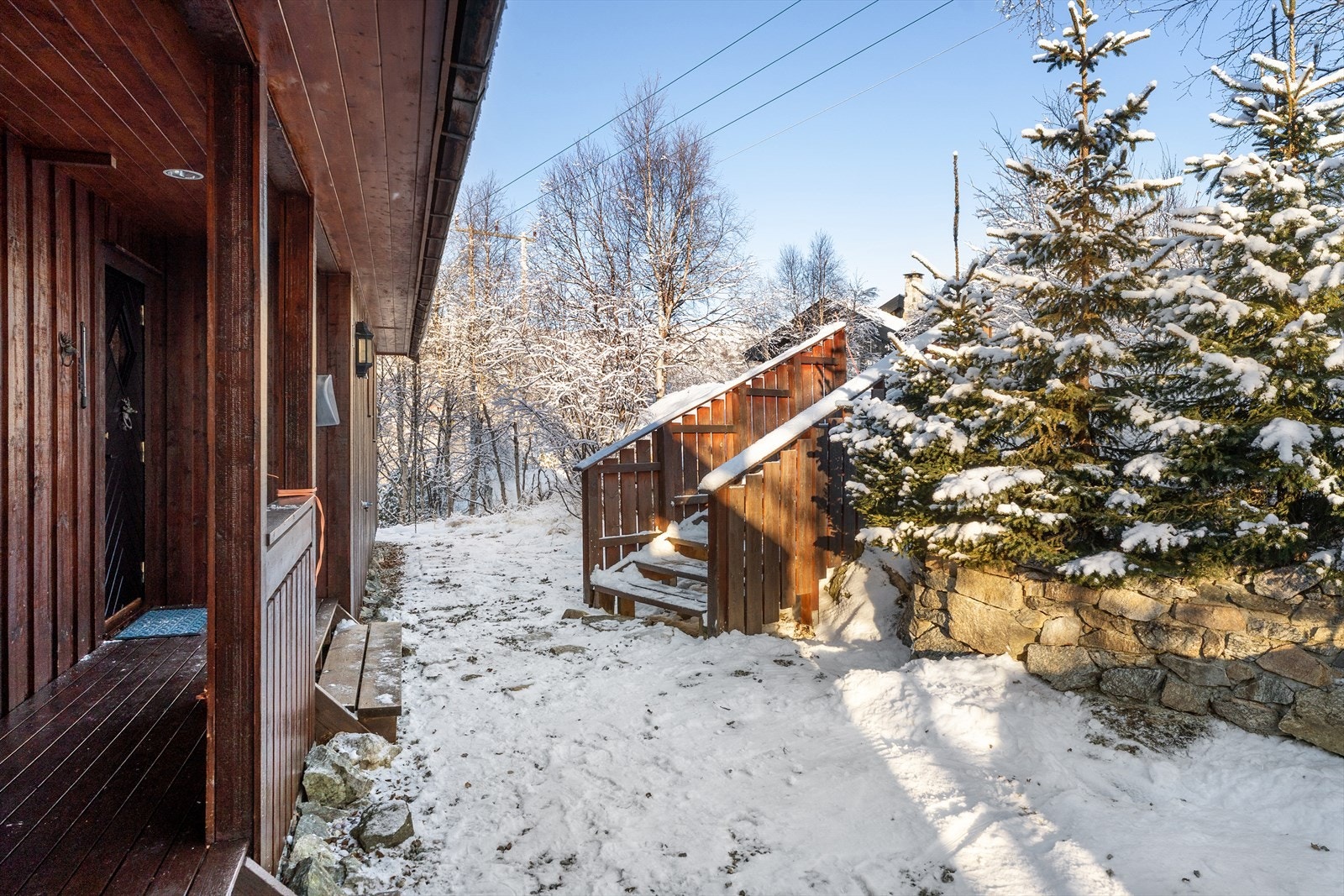 Praktisk, overbygget inngangsparti Galleribilde