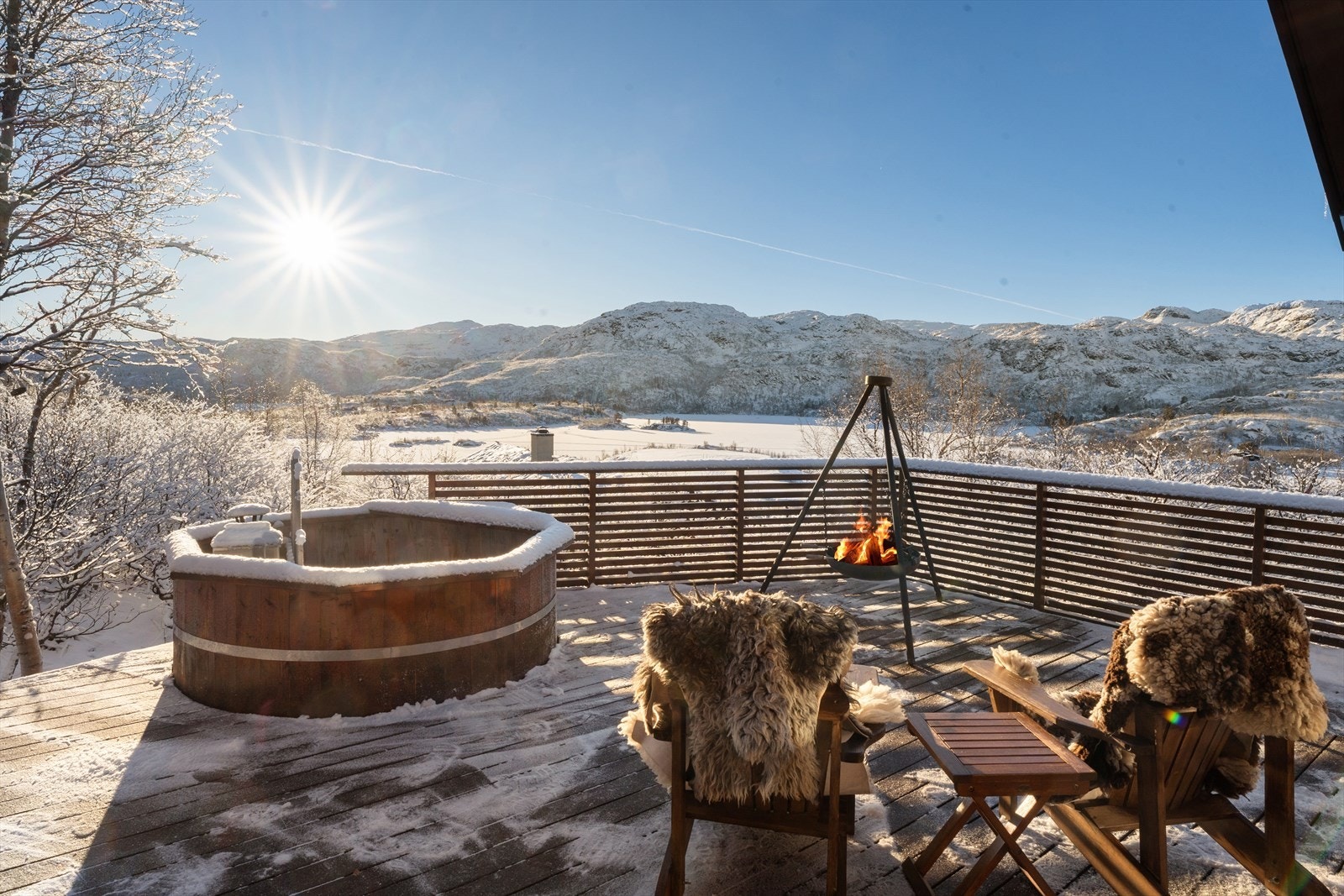 Hytten kan blant annet skilte med en stor, usjenert og solrik terrasse med upåklagelig utsikt mot fjellheimen Galleribilde