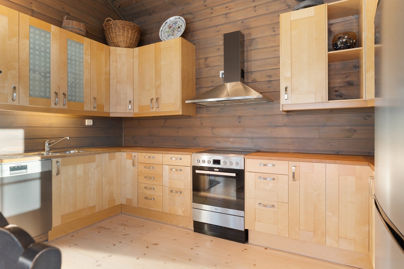 Innholdsrikt og pent kjøkken med god skap- og benkeplass Galleribilde