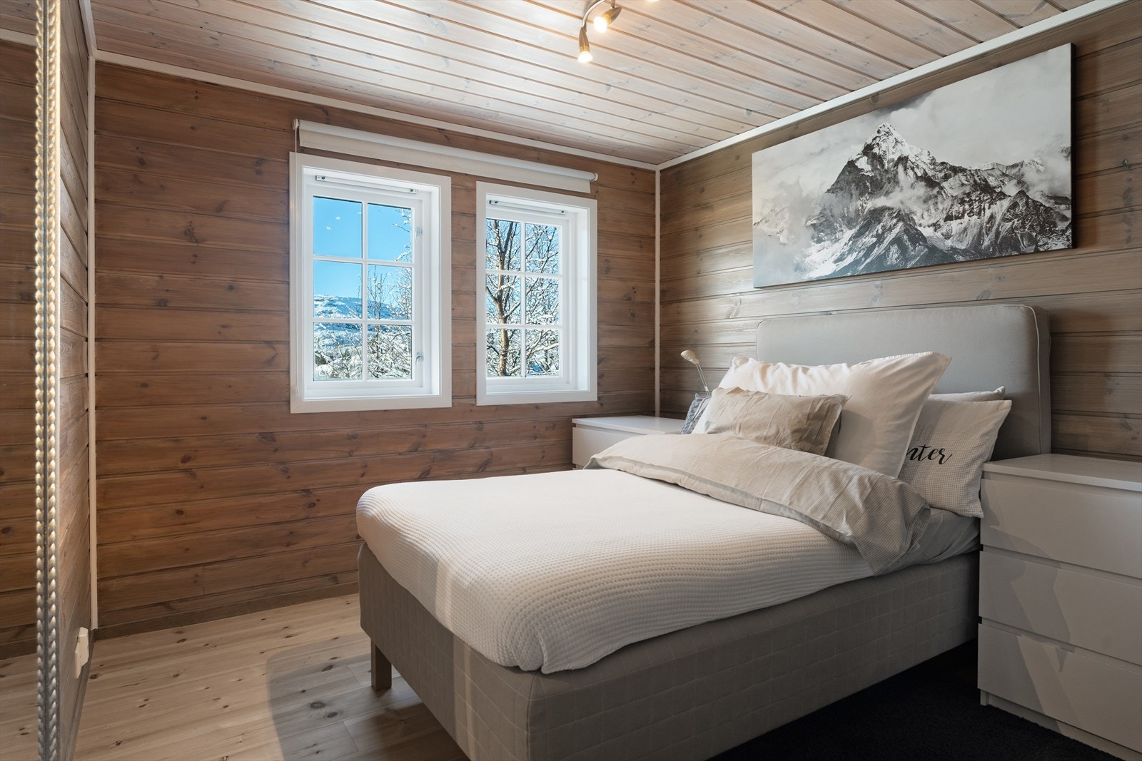 Romslig hovedsoverom med god plass til dobbelseng og tilhørende nattbord Galleribilde