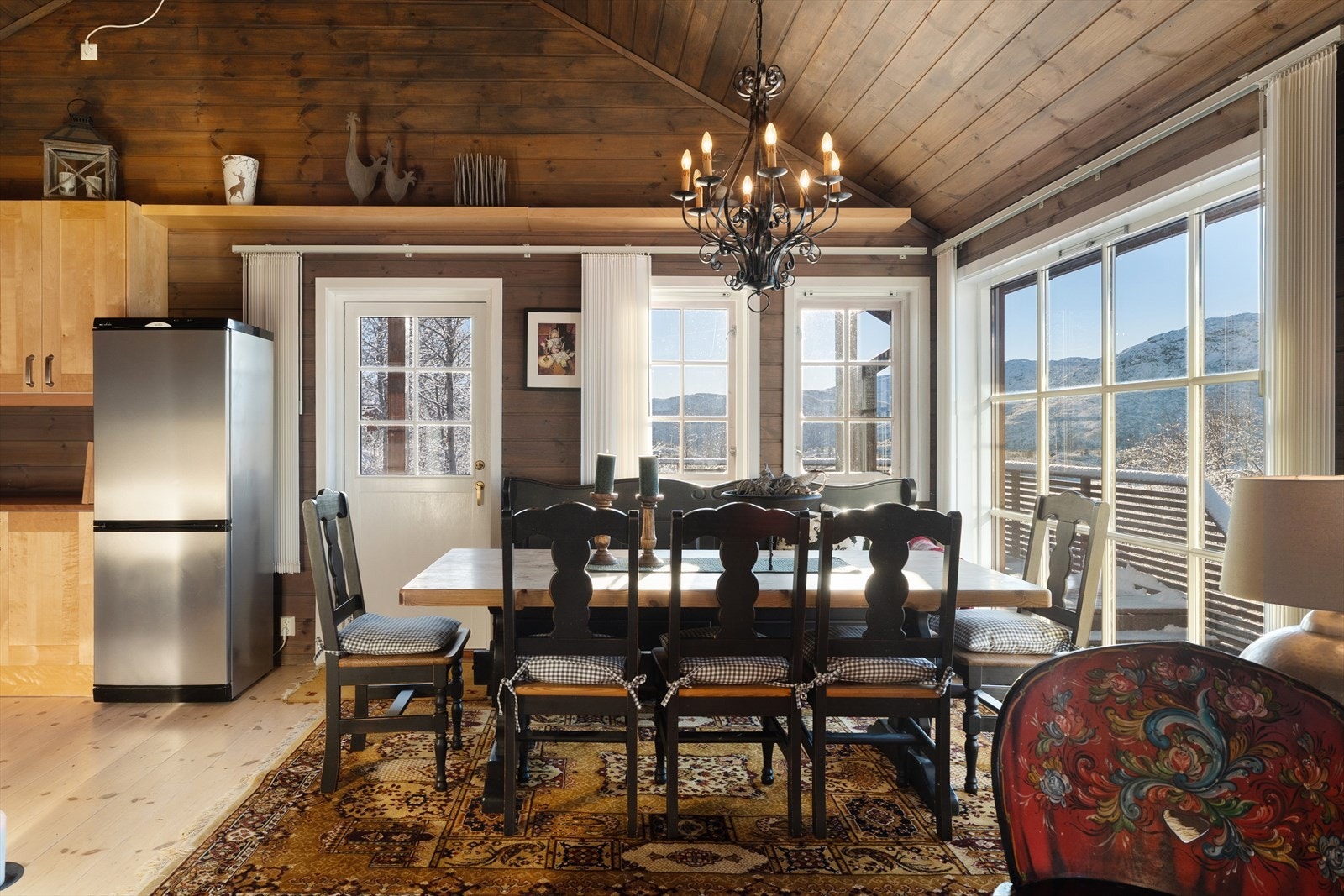 Store vindusflater mot den flotte utsikten gir mye naturlig lys Galleribilde