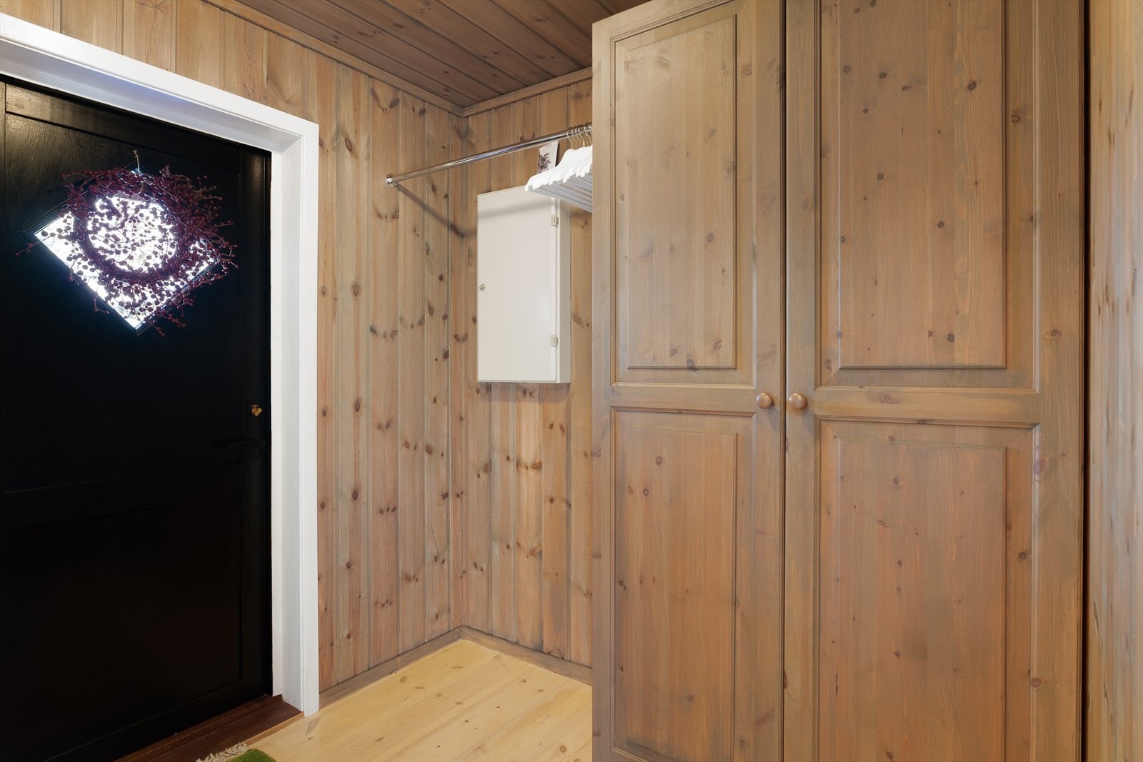 Entré med god plass til å henge av seg yttertøy og medfølgende garderobe Galleribilde