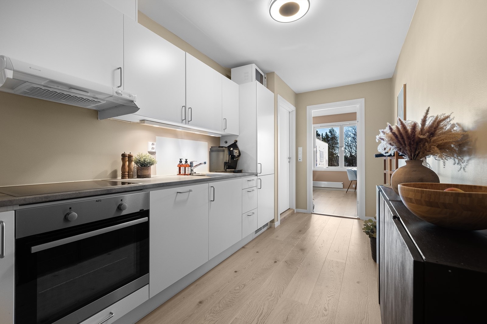 Moderne kjøkken fra 2020/2021 med integrerte hvitevarer Galleribilde