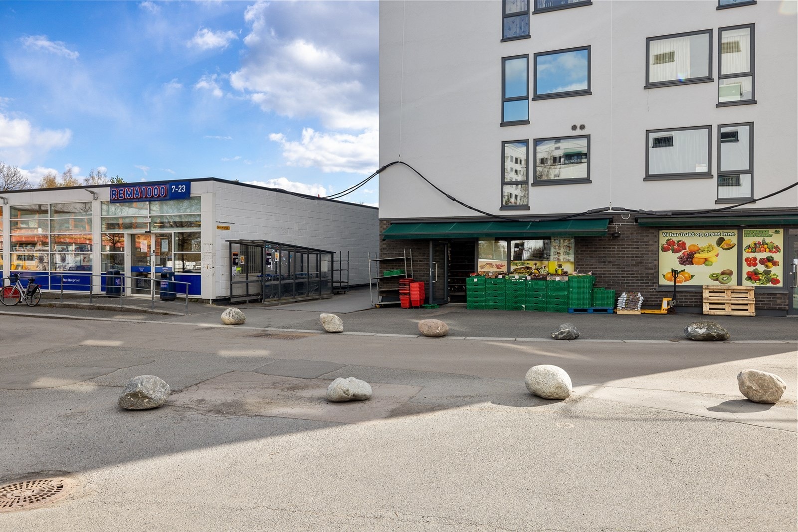 Like utenfor inngangsdøren ligger Rema 1000 og "Frukt og grønt" som er søndagsåpent Galleribilde