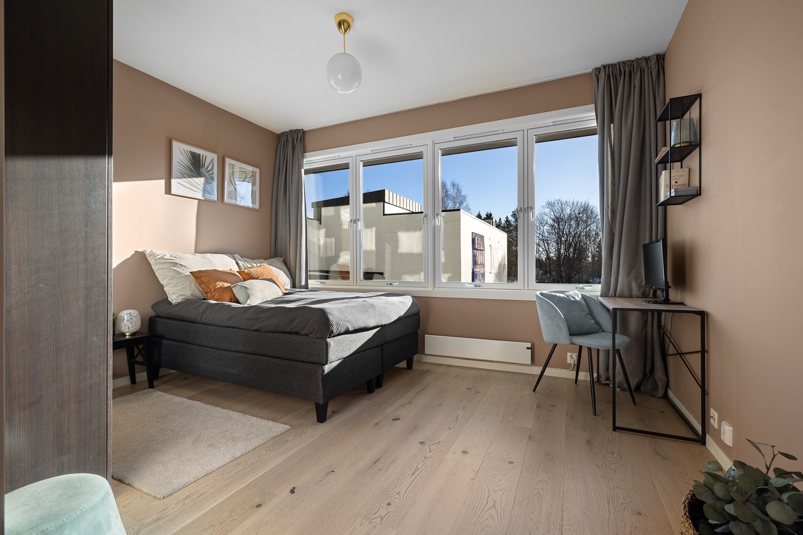 Stort, lunt og usjenert soverom med god takhøyde Galleribilde