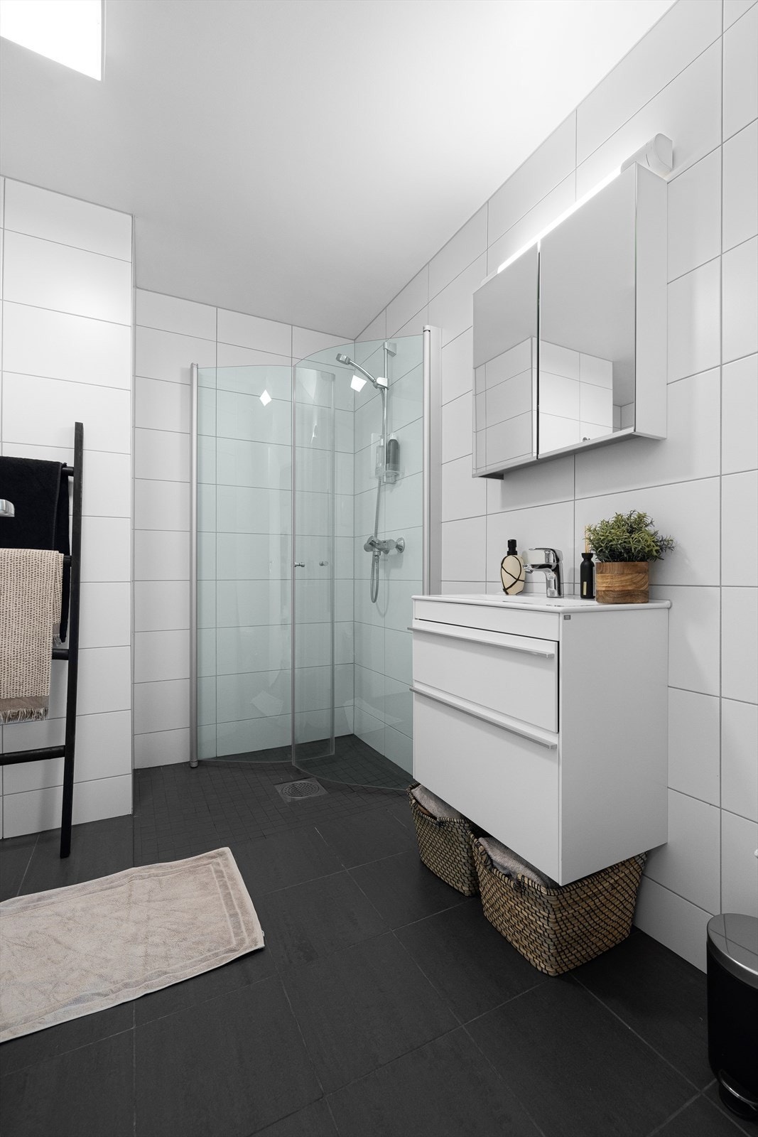 Stort, helfliset bad fra 2020/2021 med varmekabler i gulv og opplegg for vaskemaskin Galleribilde