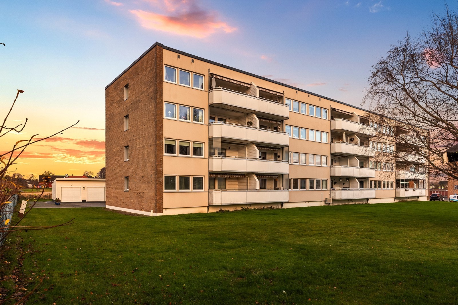 Fine, store og grønne fellesarealer som har godt med luft mellom blokkene Galleribilde