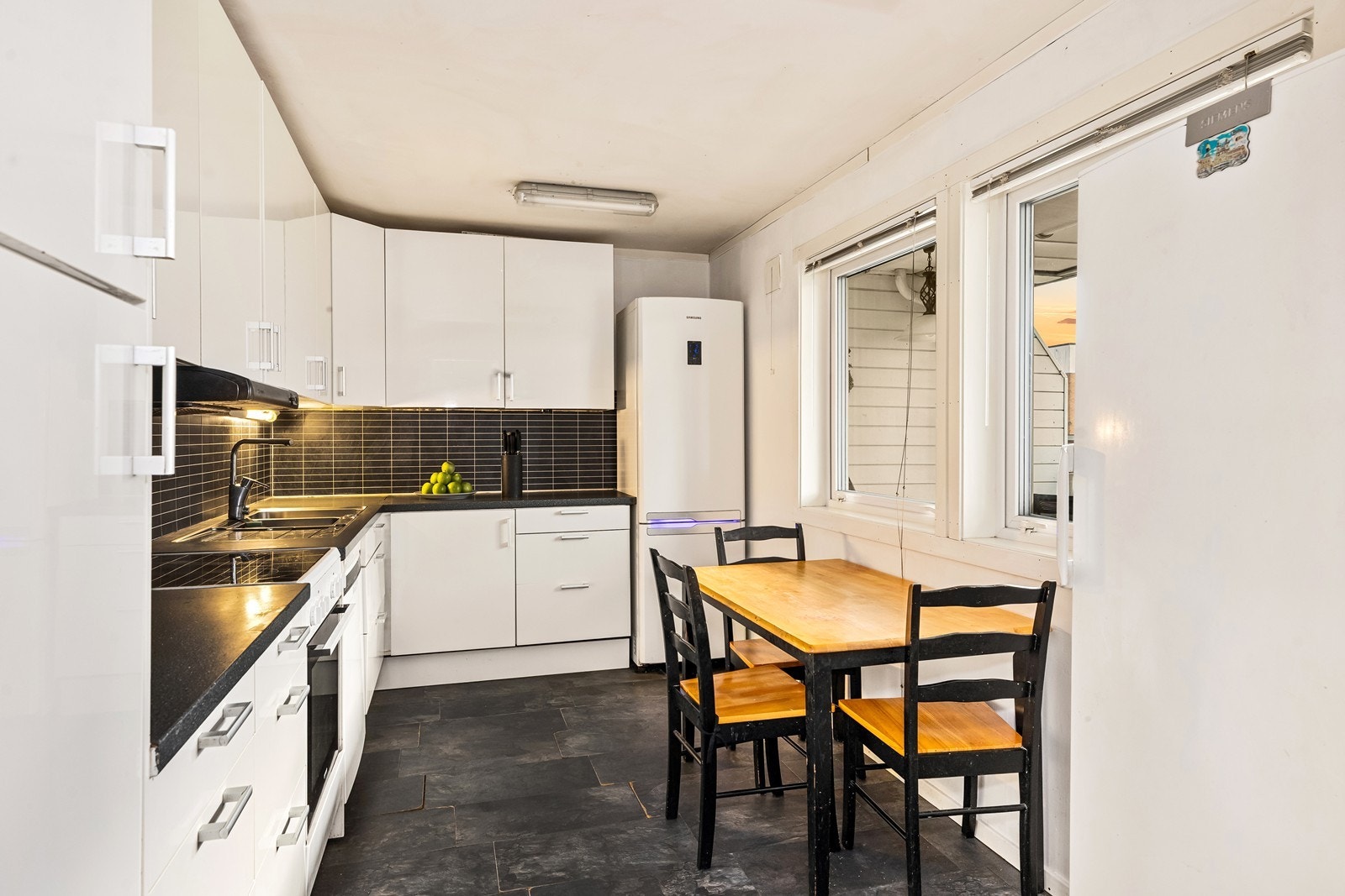 Kjøkkeninnredningen er fra 2017 og har laminat benkeplate Galleribilde