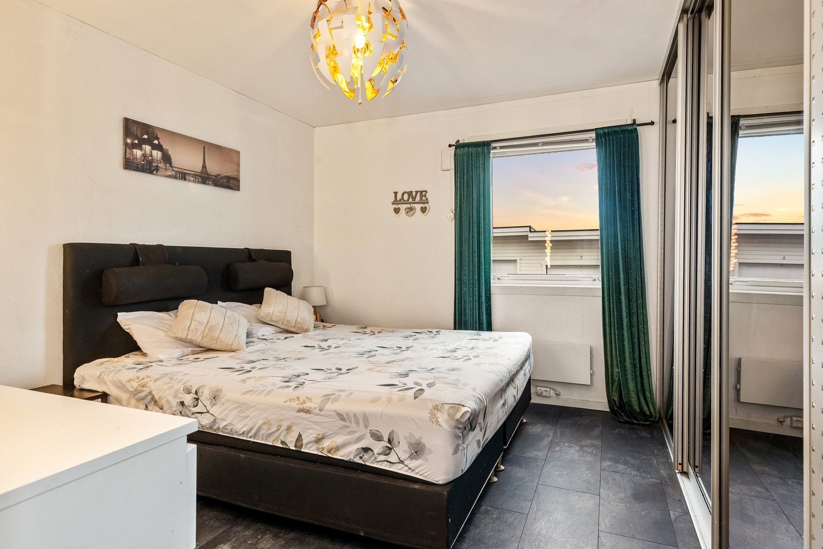 Soverom med plass til dobbeltseng og integrert garderobeskap Galleribilde