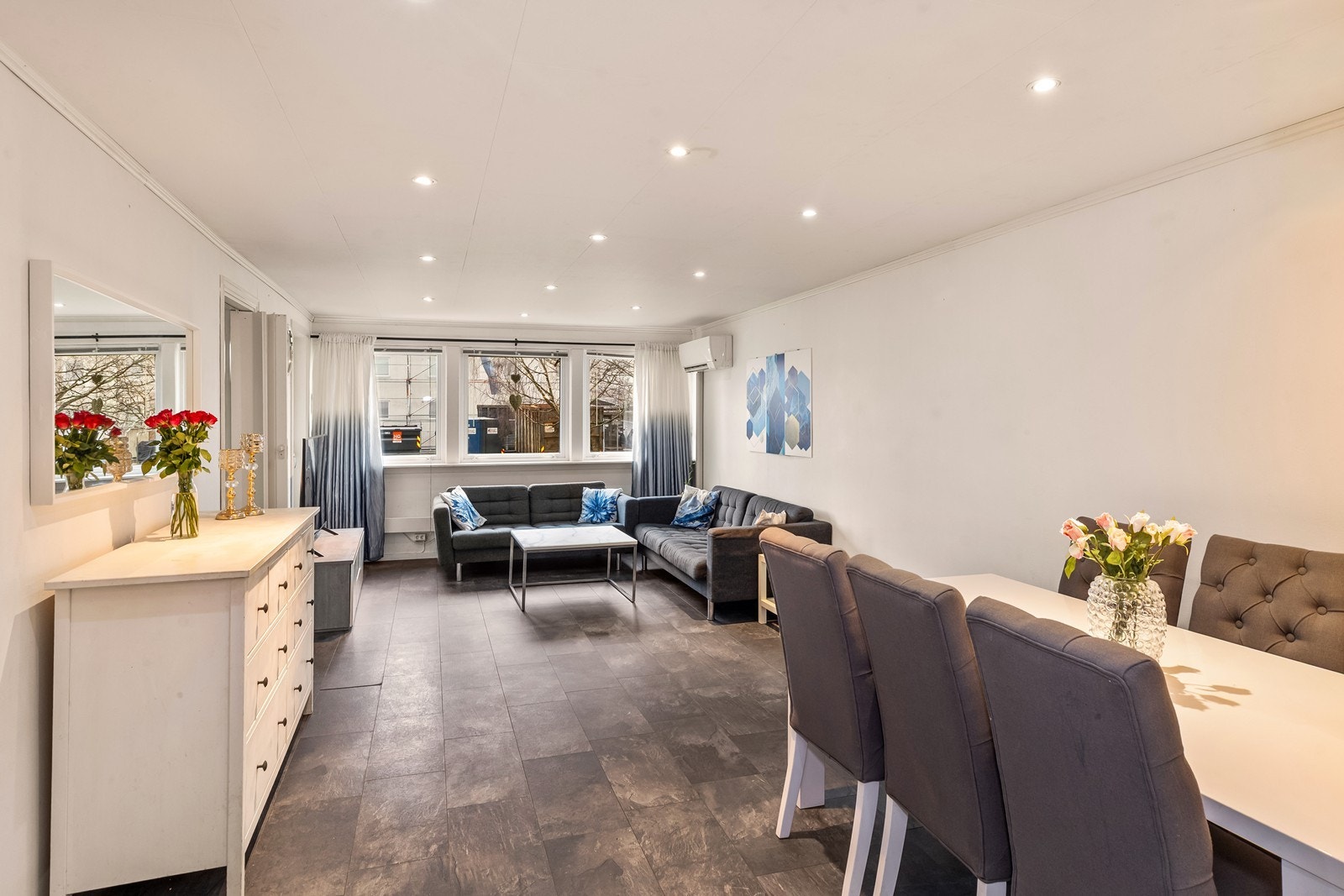 Leiligheten ligger i 1. etasje og har gang, bad, kjøkken, stue, 2 soverom og vaskerom/ bod Galleribilde