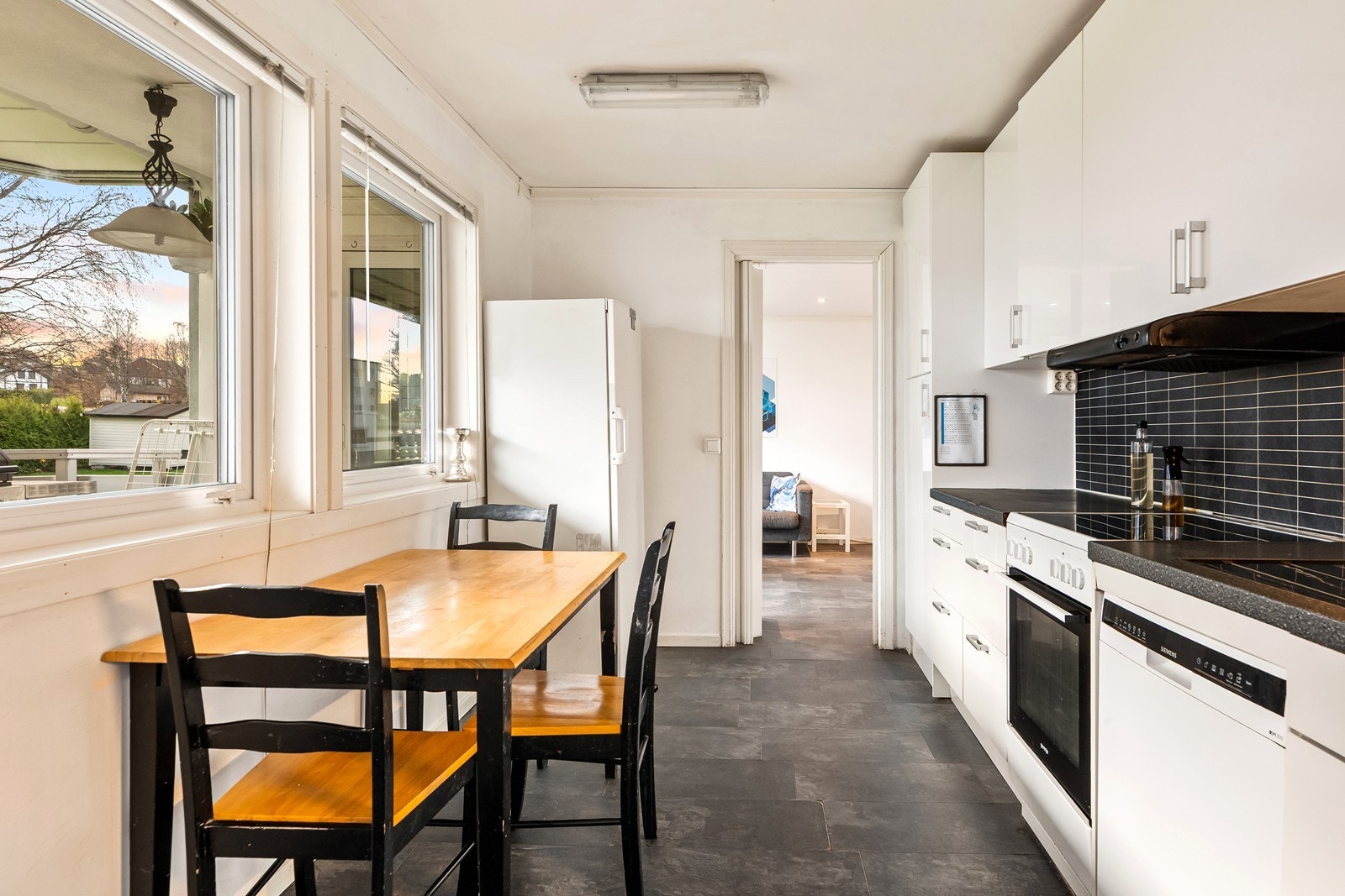 Koselig spiseplass foran vindu Galleribilde