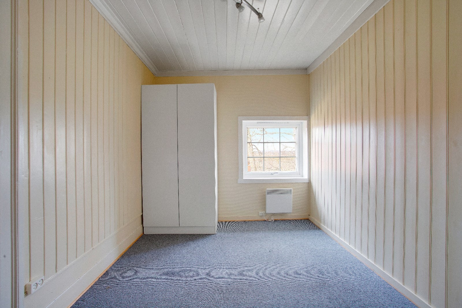 Soverom 1 med garderobeskap Galleribilde