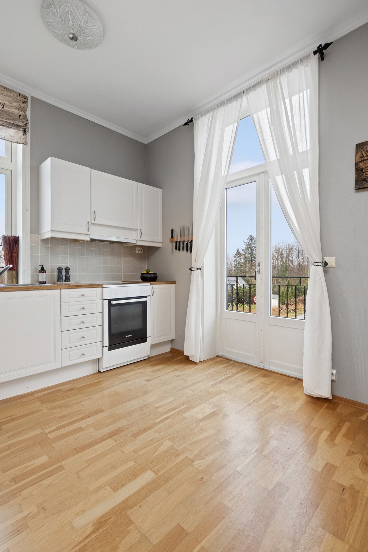 Kjøkkenet har direkte utgang til balkong. Galleribilde