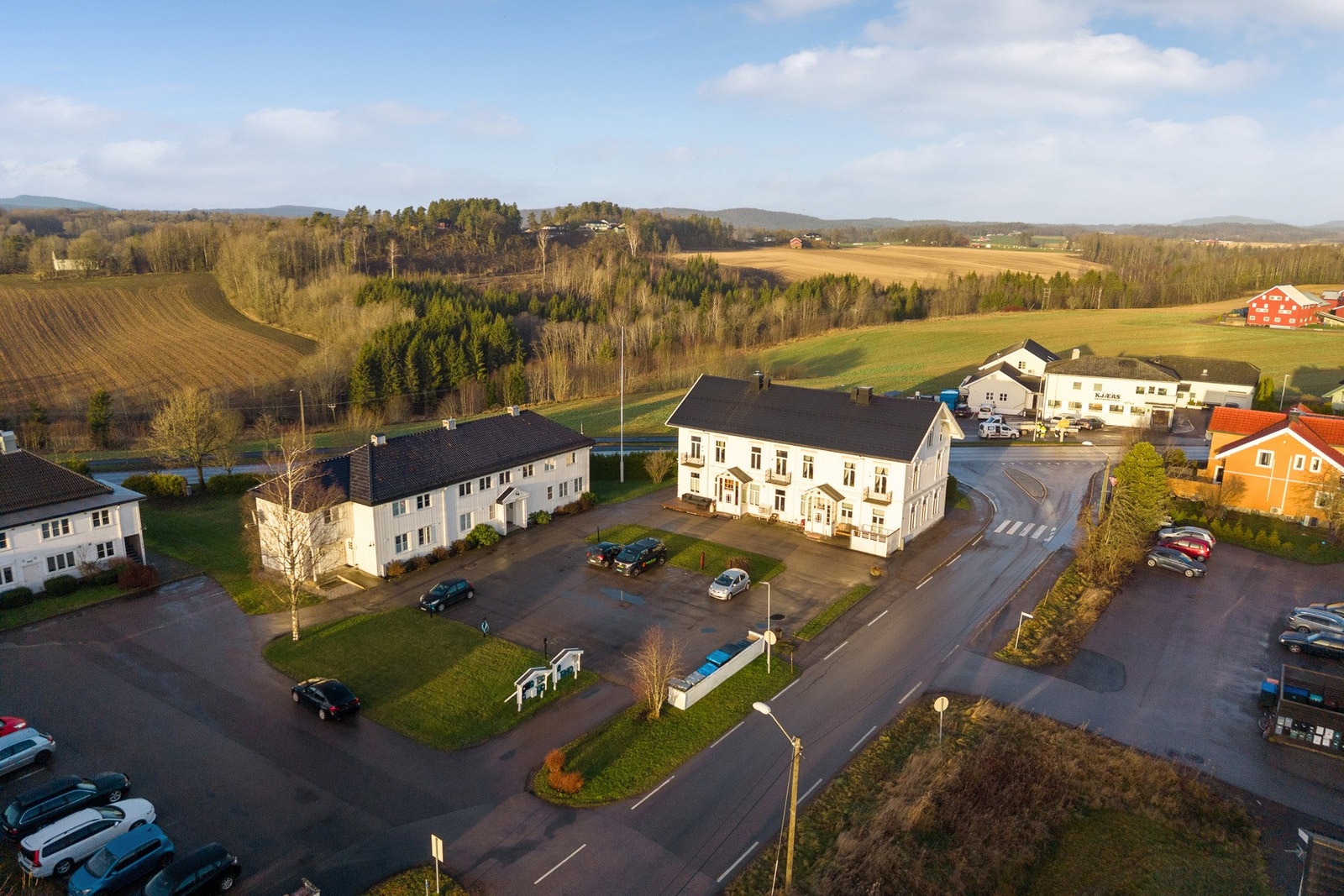 Flott plassering med kort vei til både tog (Skoppum/Holmestrand), buss på Kopstad og dagligvare på Revetal. Galleribilde