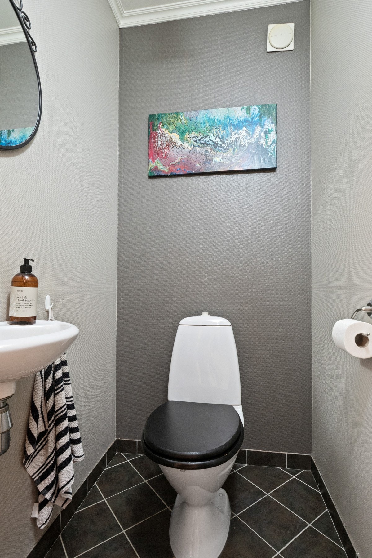 Eget wc-rom med flislagt gulv. Galleribilde