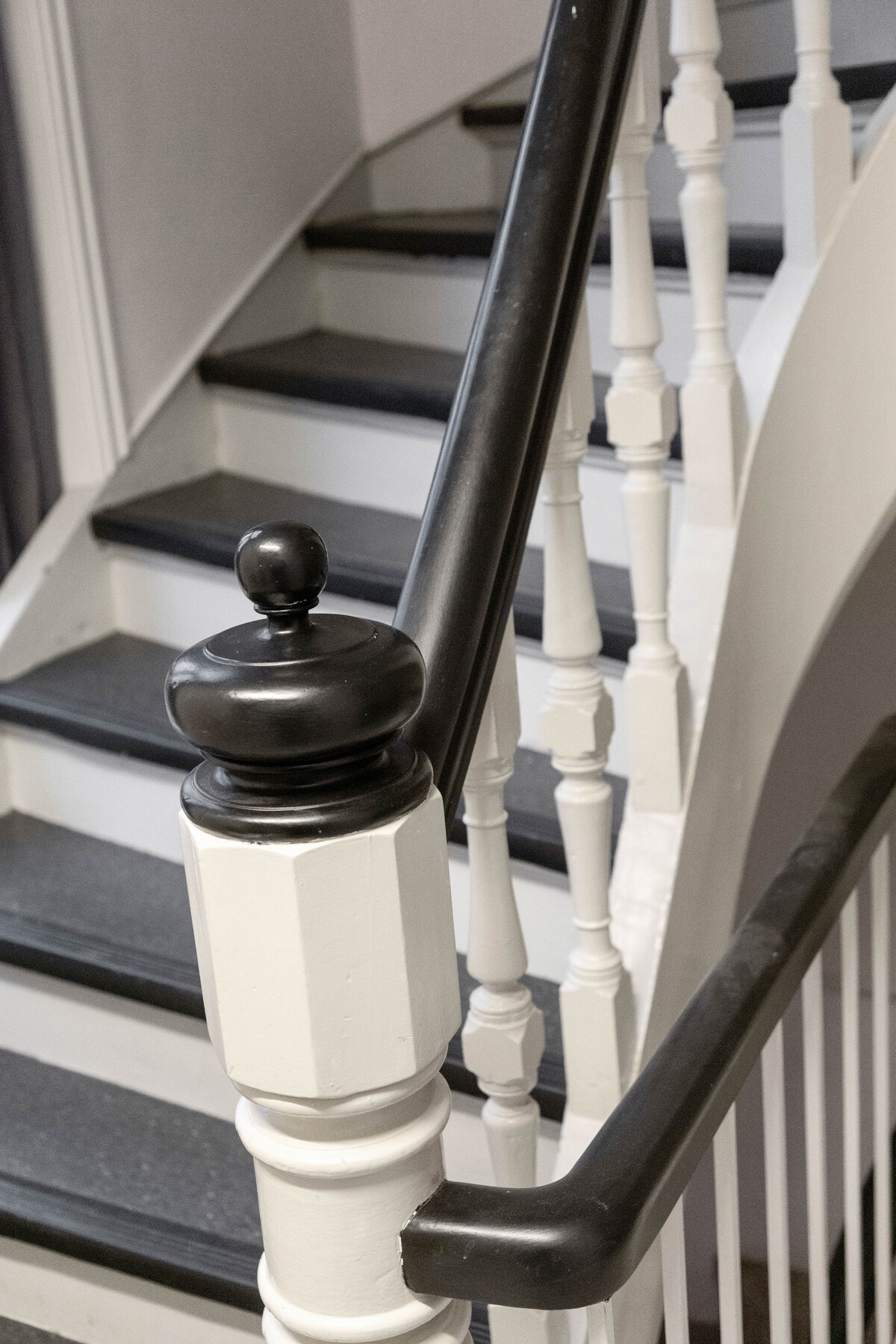 Felles trappeoppgang i klassisk stil. Galleribilde