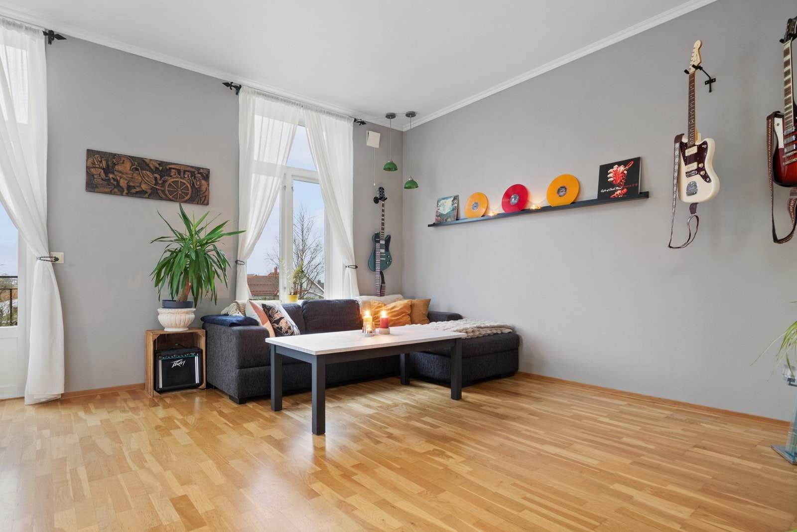 Lys og luftig stue med store vinduer og flott takhøyde. Galleribilde