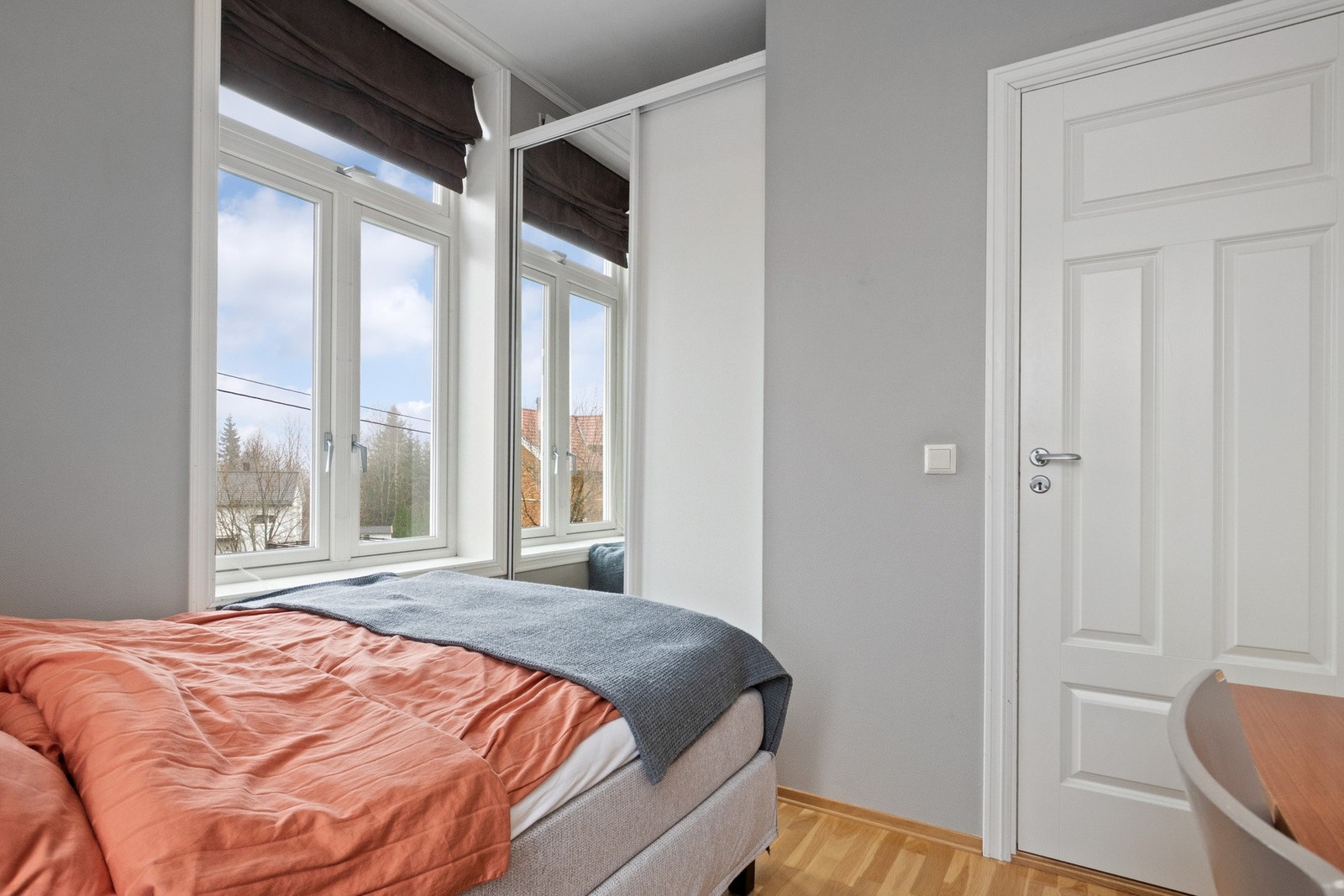 Rommet har god oppbevaring bak skyvedørsgarderobe og plass til seng og skrivebord. Galleribilde