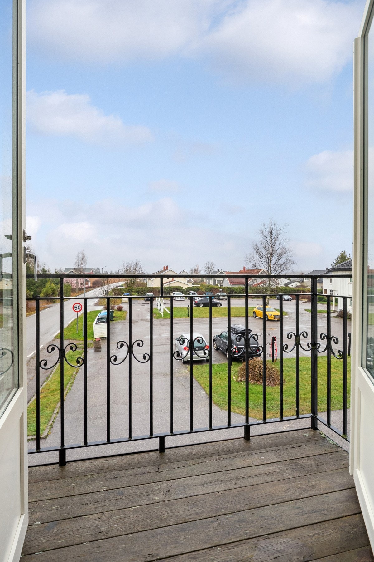 Solrik balkong med utsikt mot rolige omgivelser. Galleribilde