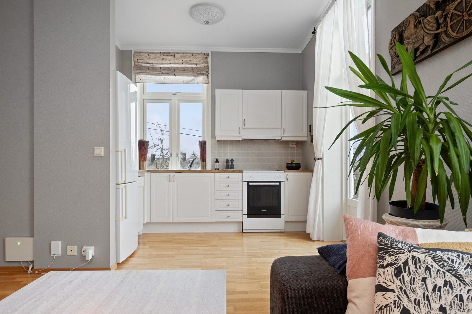 Stort kjøkkenvindu slipper inn rikelig med dagslys. Galleribilde