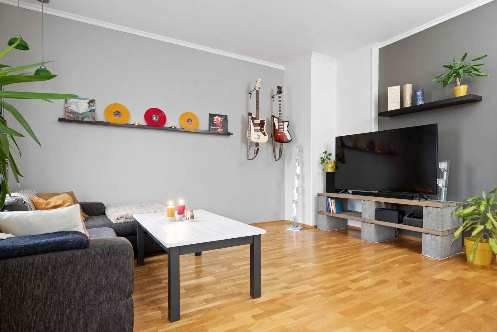 Stuen har god plass til sofagruppe, TV-løsning og øvrig møblement. Galleribilde