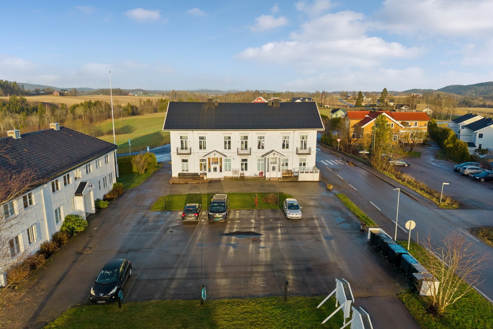 Leiligheten disponerer én parkeringsplass på sameiets fellesområde. Galleribilde