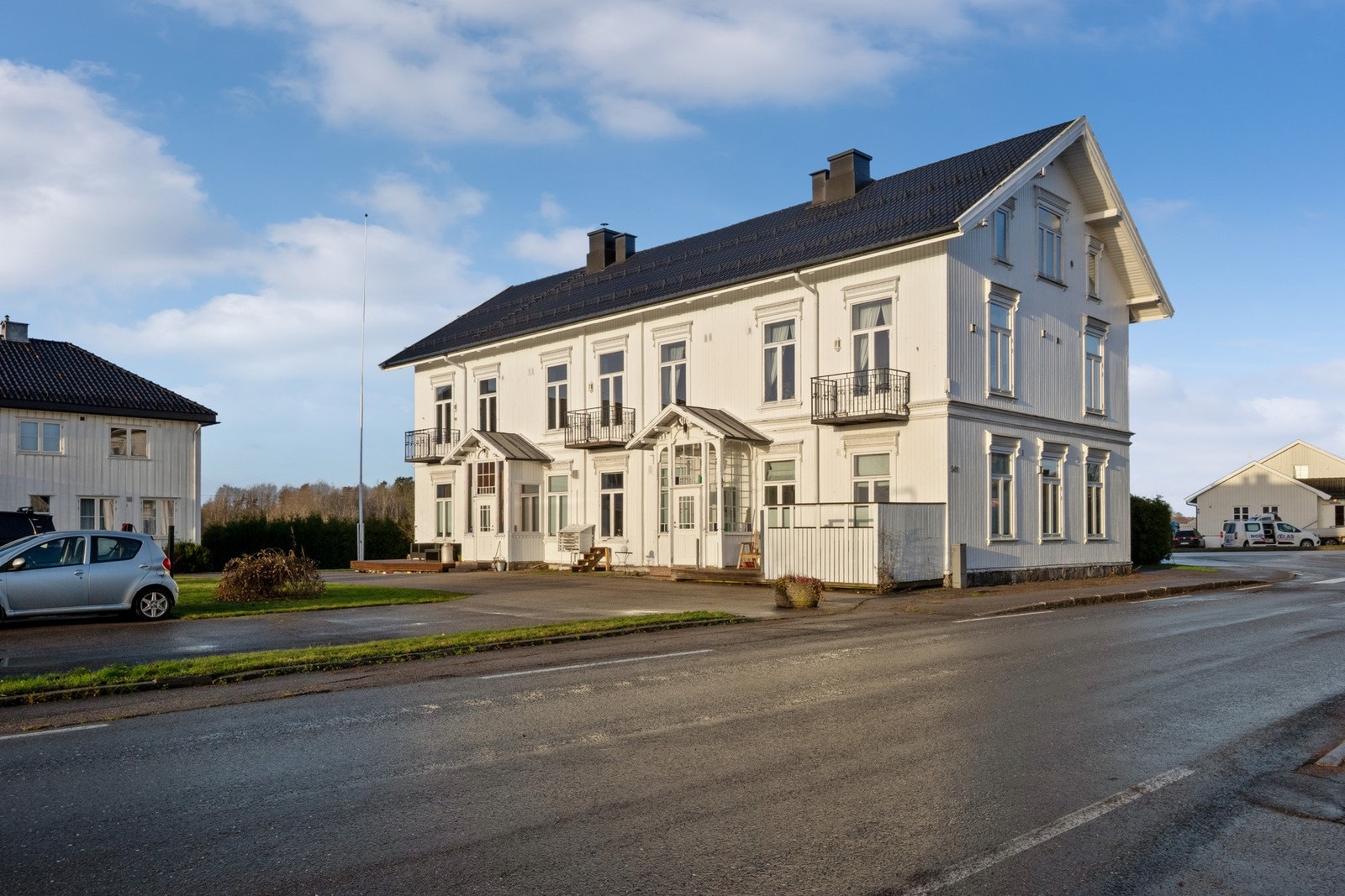 Herskapelig bygning fra ca. 1900 - et tidligere bankbygg omgjort til leiligheter i 2005. Galleribilde