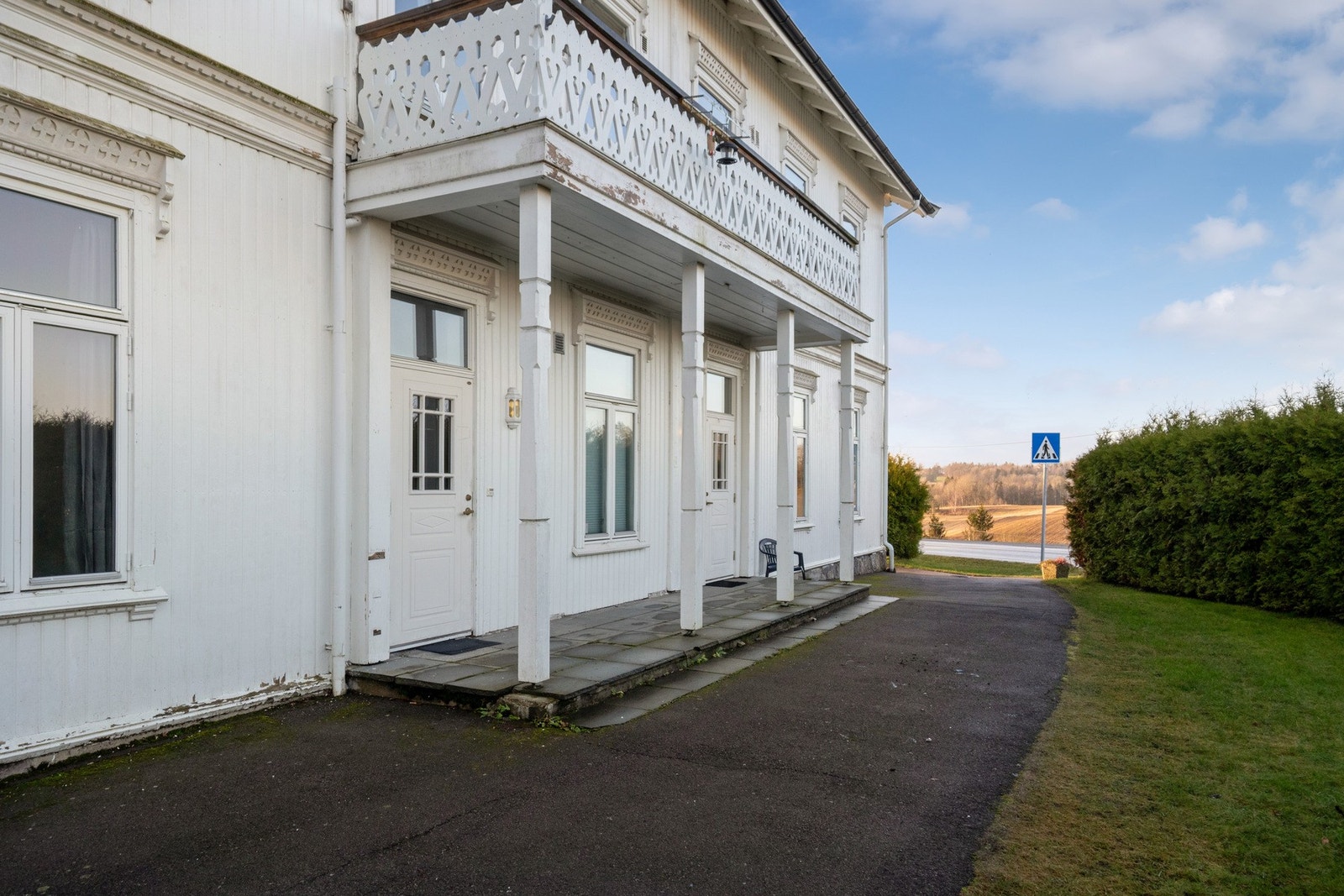 Inngangsparti med særpregede detaljer og klassisk fasade. Galleribilde