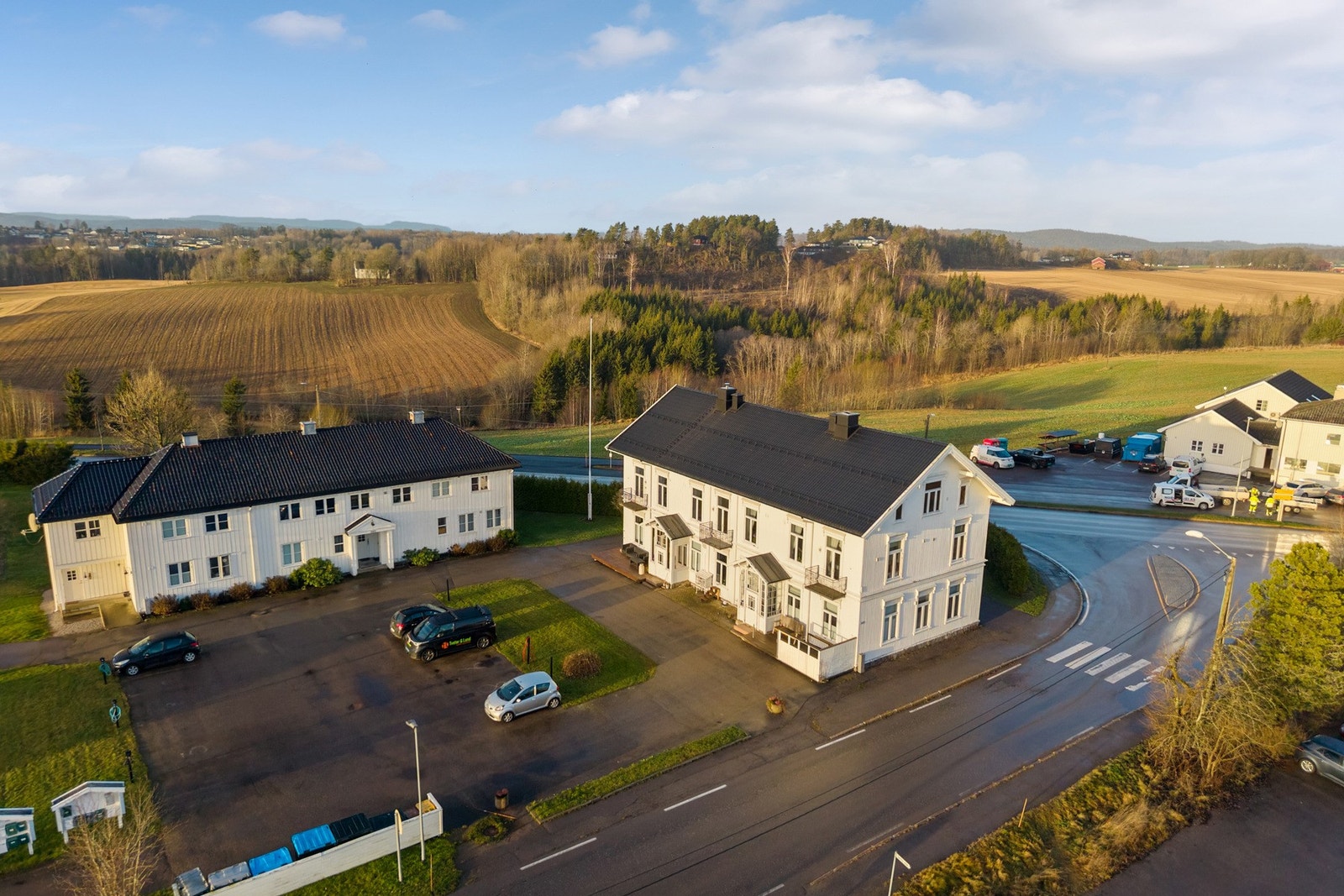 Eiendommen ligger sentralt til, med nærhet til E18, Revetal, Holmestrand og Horten. Galleribilde