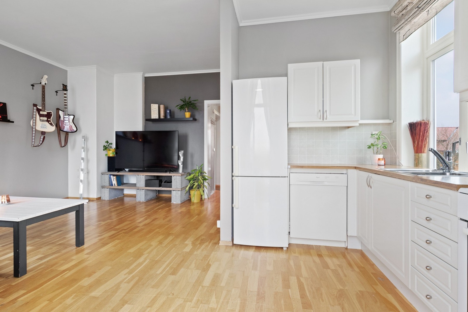 Funksjonelt kjøkken i L-form med god skapplass. Galleribilde