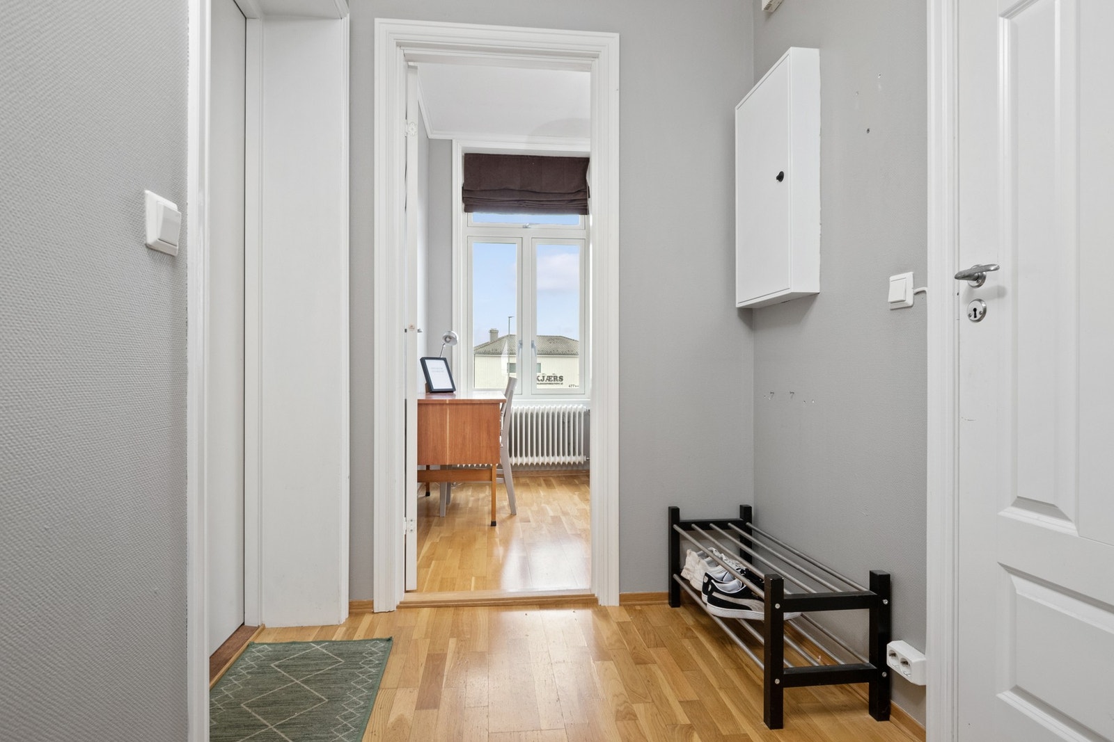 God plass til sko og yttertøy. Galleribilde