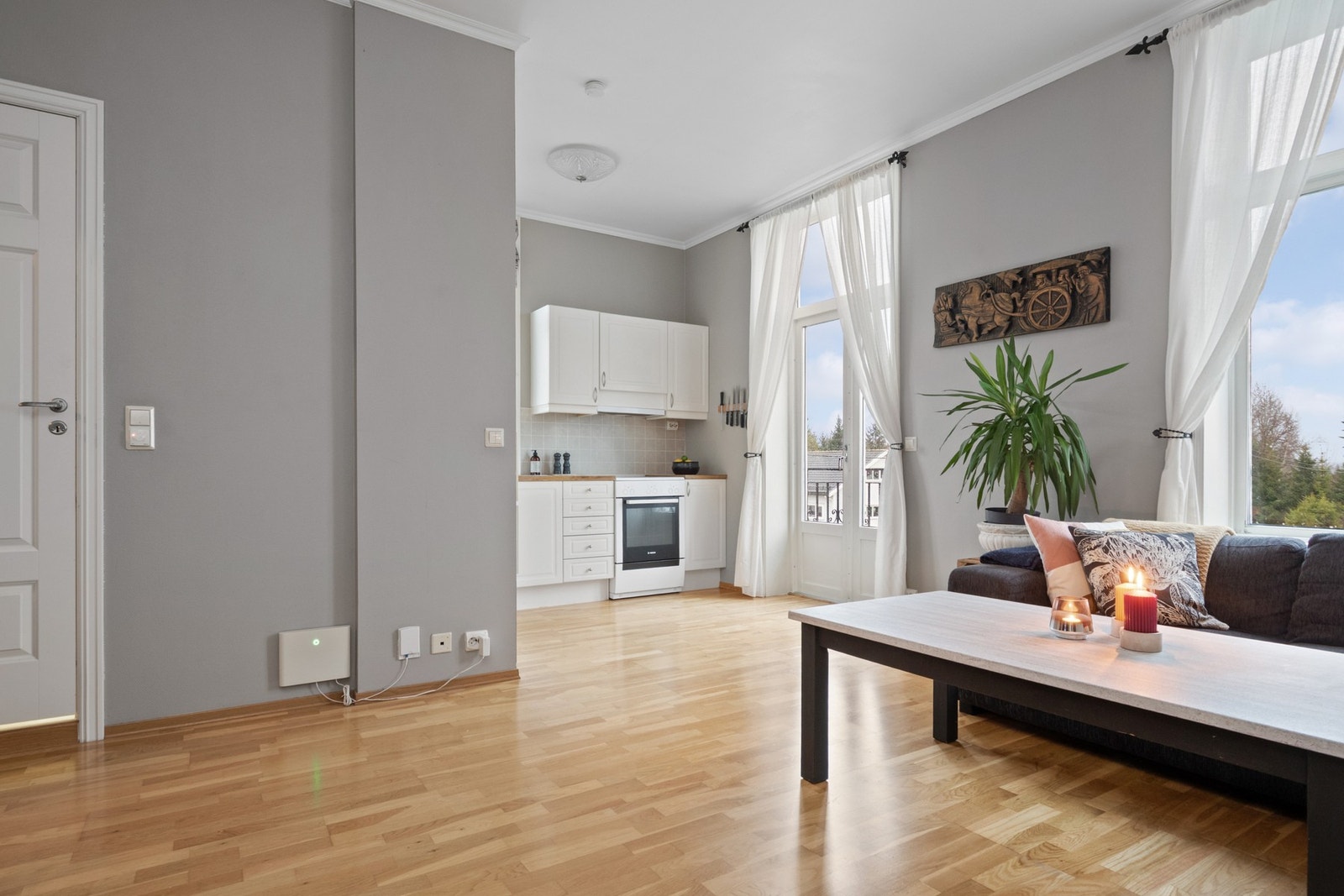 Åpen stue- og kjøkkenløsning gir god romfølelse og praktisk planløsning. Galleribilde