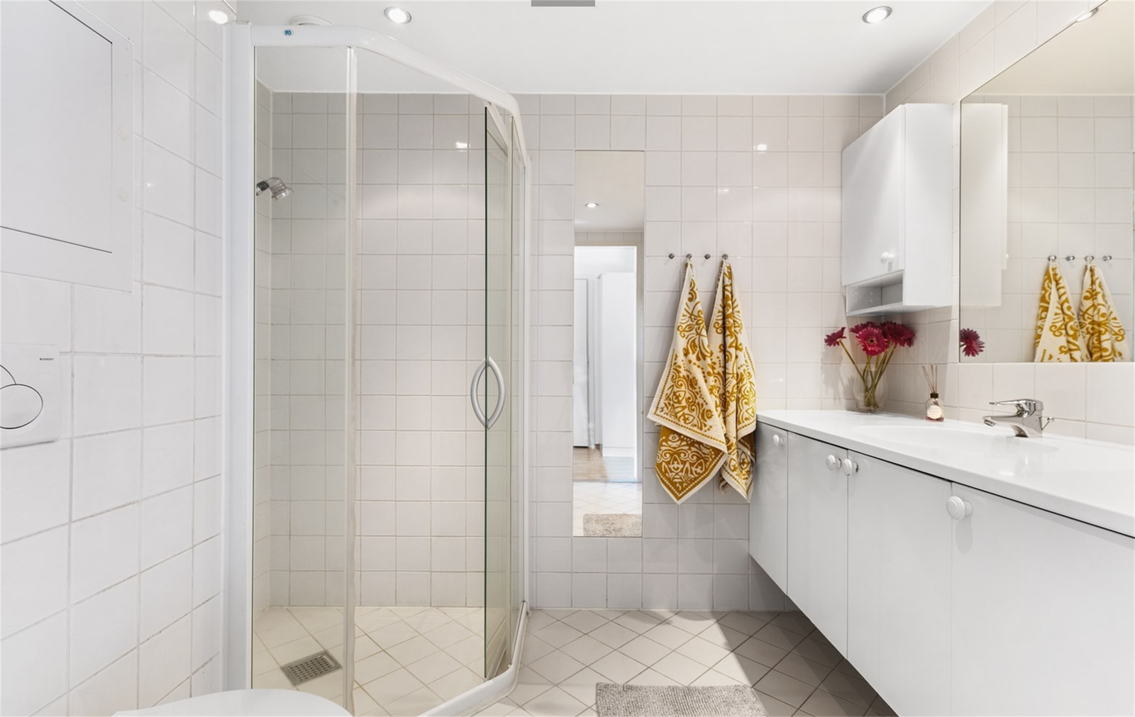 Moderne, flislagt baderom med opplegg for vaskemaskin. Galleribilde