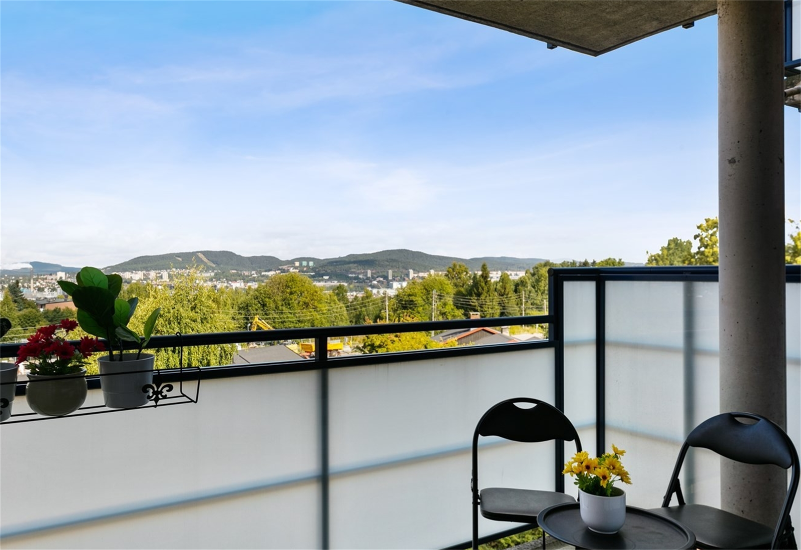 Overbygget balkong med flott utsikt over deler av byen. Galleribilde