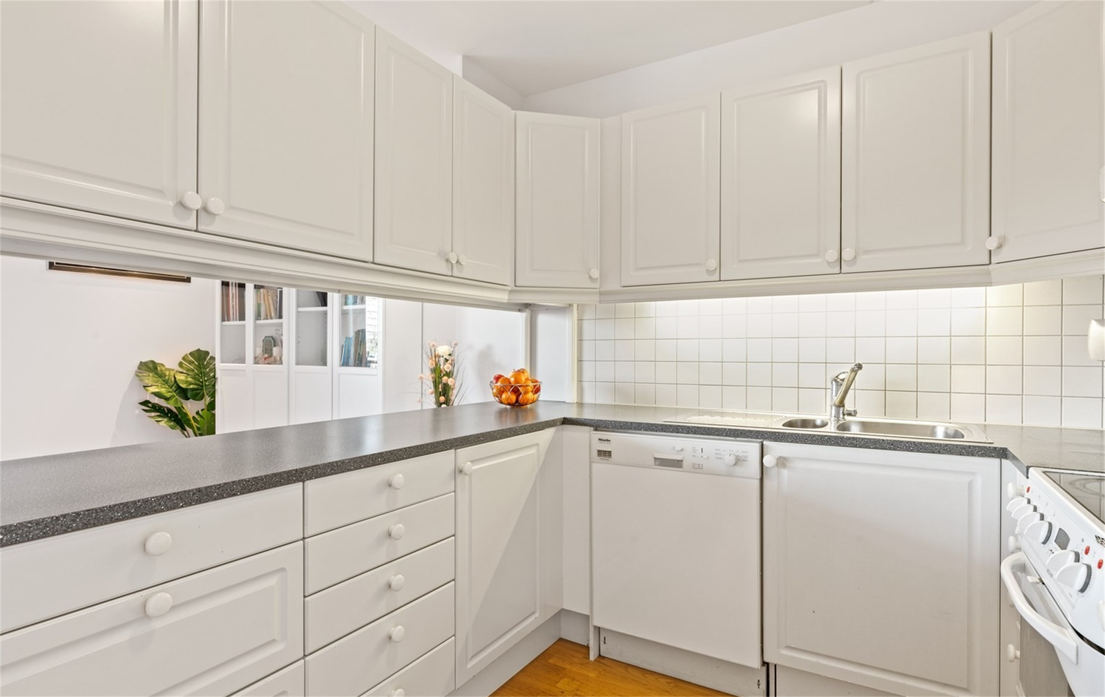 Lyst og romslig kjøkken i åpen løsning mot stuen. Galleribilde