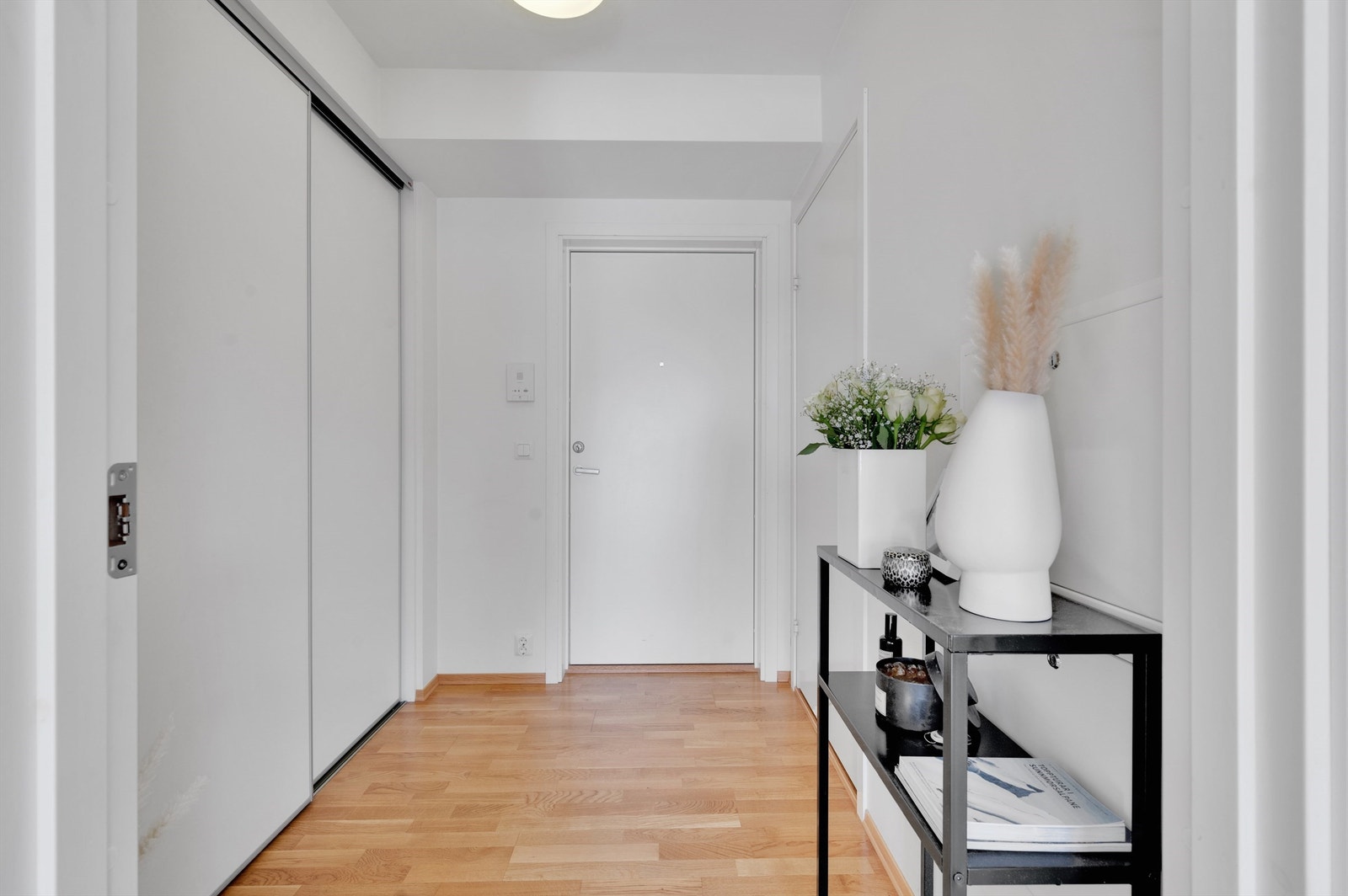 Fra entréen gir skyvedører tilgang til et praktisk omkledningsrom eller innvendig bod. Galleribilde