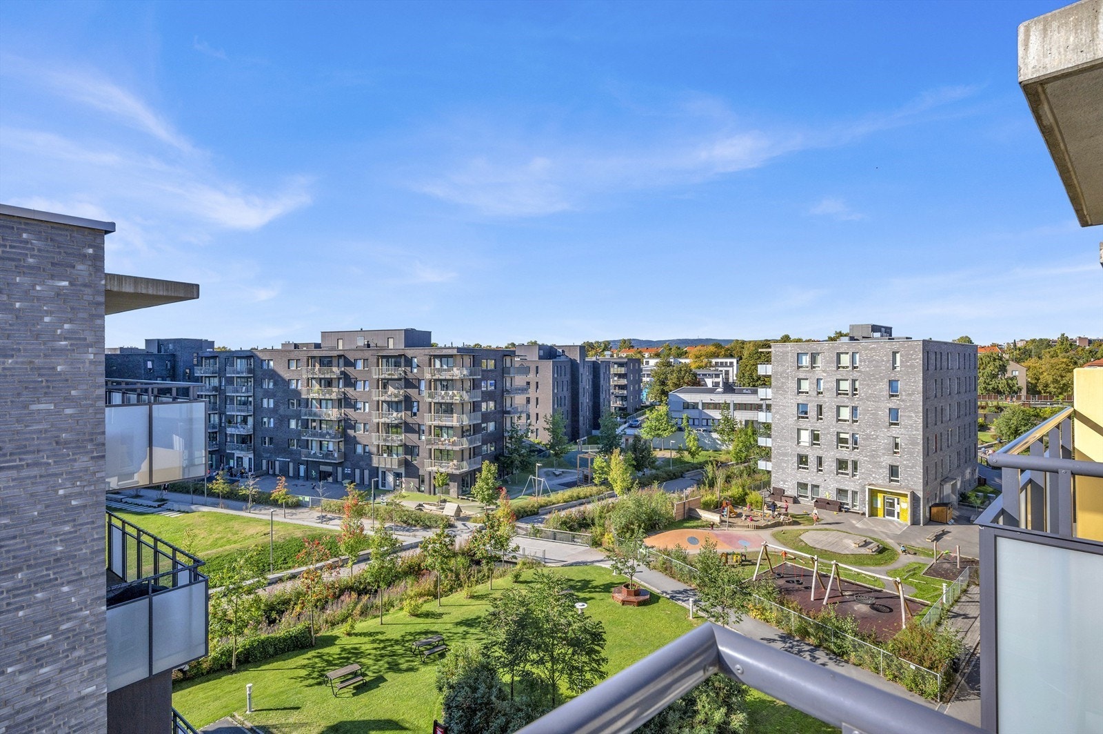 Fra 6. etasje har man fint utsyn over fellesområdene og grøntarealene ved Hovinbekken Galleribilde