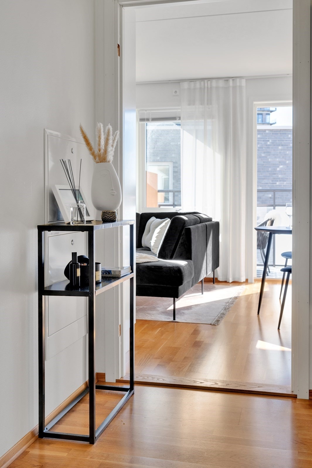 Innbydende entré med god plass til oppbevaring av klær og sko. Galleribilde