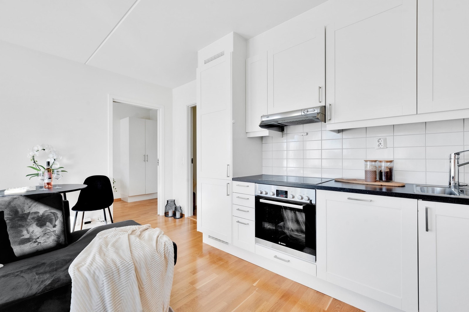 Integrerte hvitevarer på kjøkkenet medfølger. Galleribilde