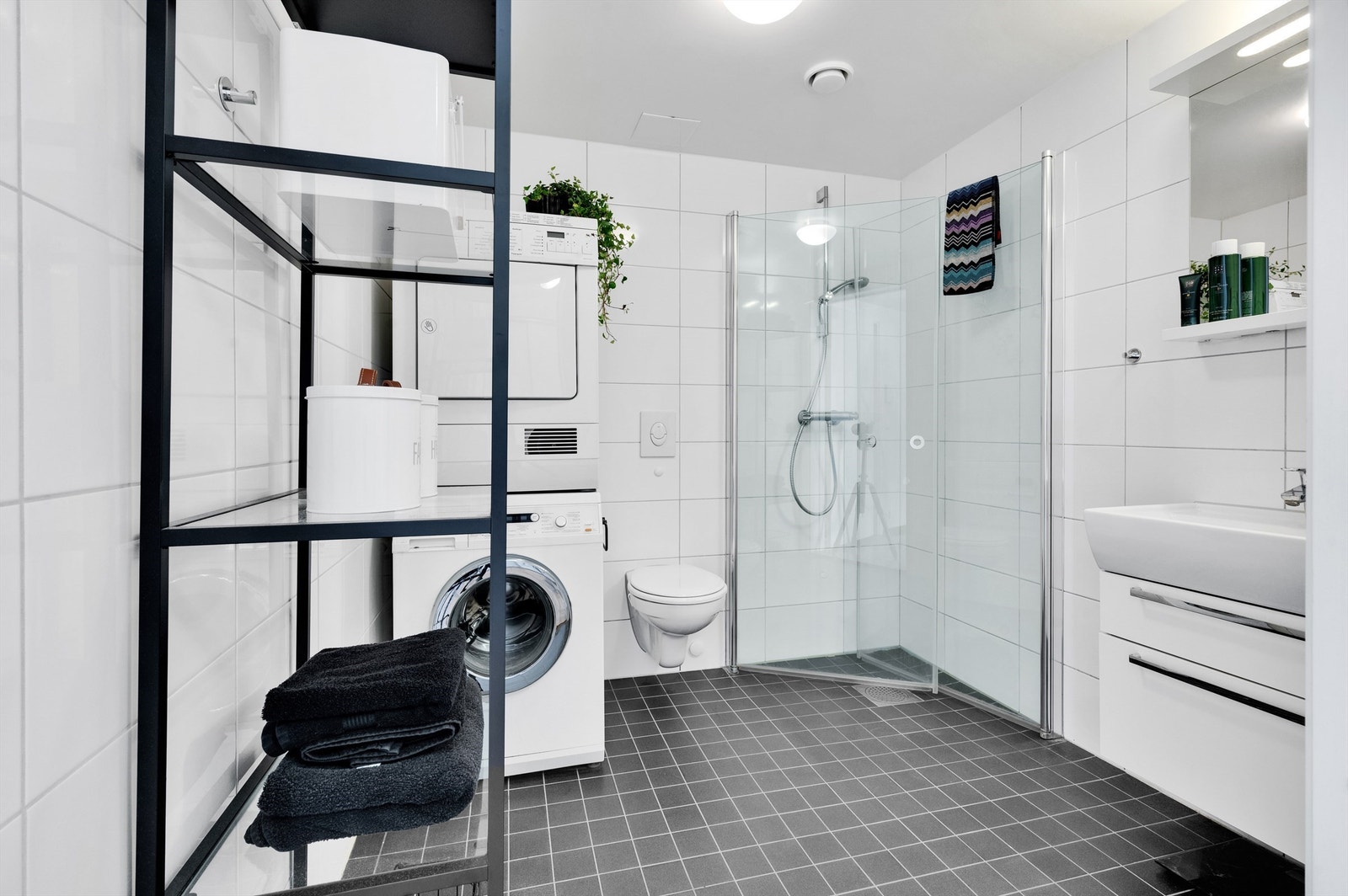 Flislagt og lyst baderom av god størrelse. Vaskemaskin medfølger. Galleribilde